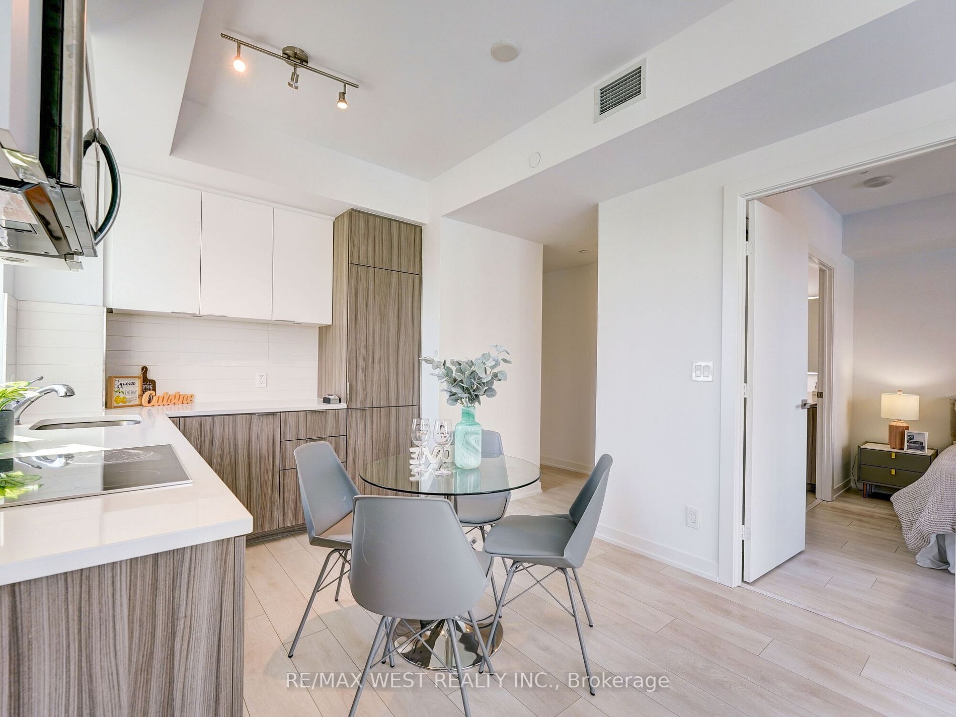 223 St. Clair Ave W, #613