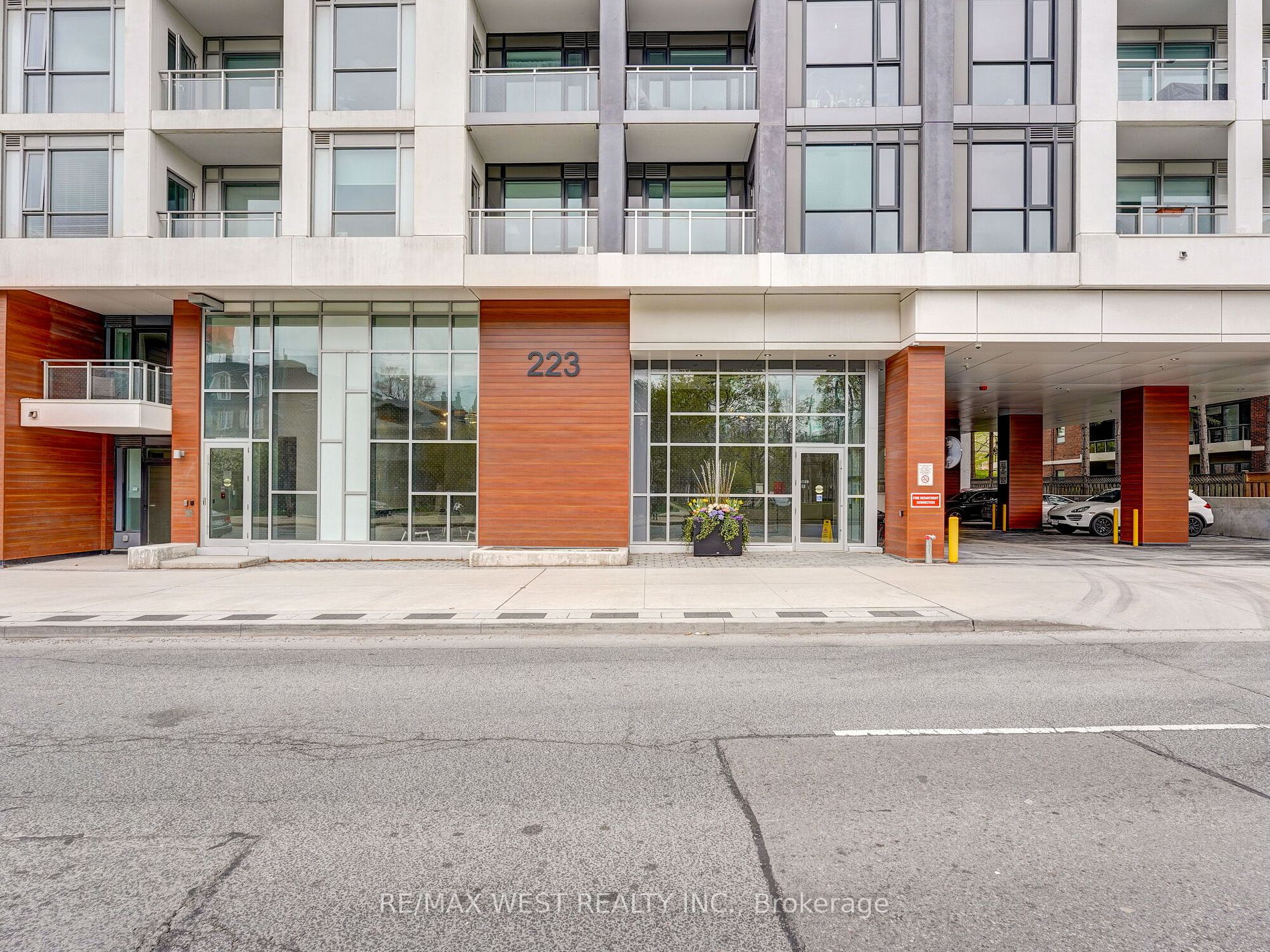 223 St. Clair Ave W, #613