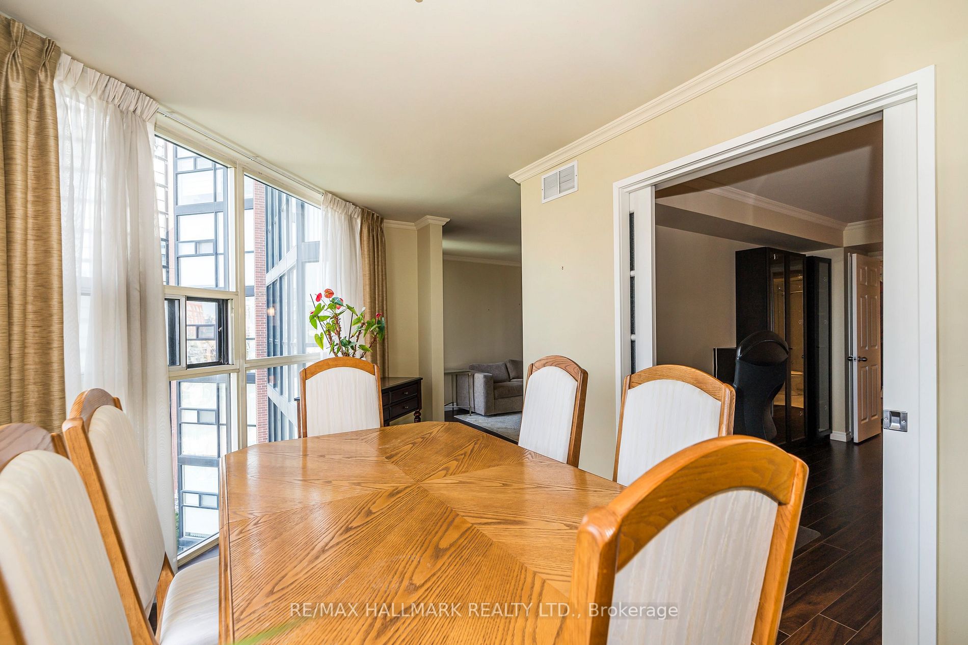701 King St W, #802