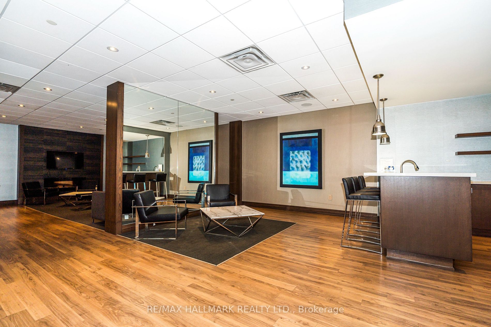 701 King St W, #802
