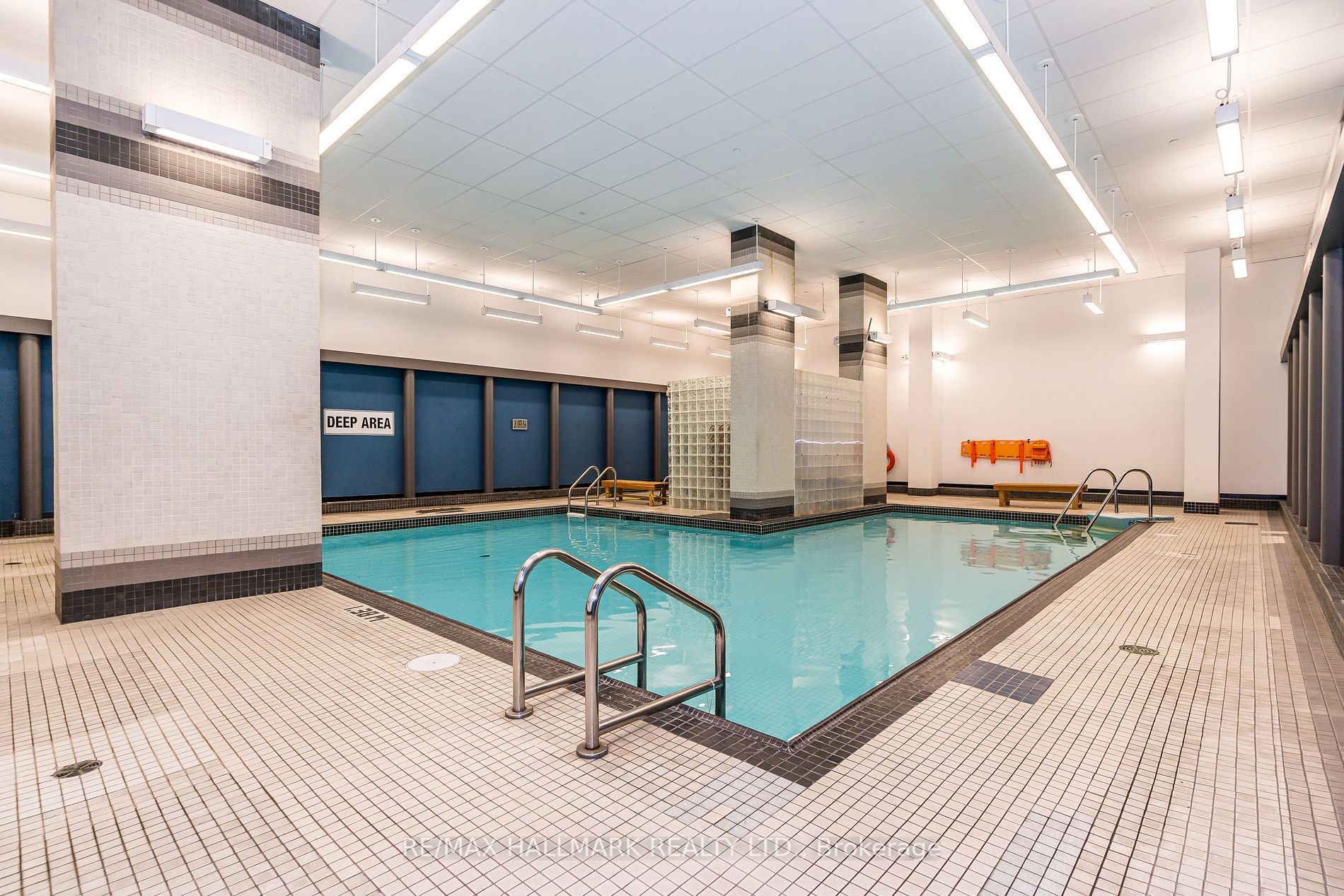701 King St W, #802