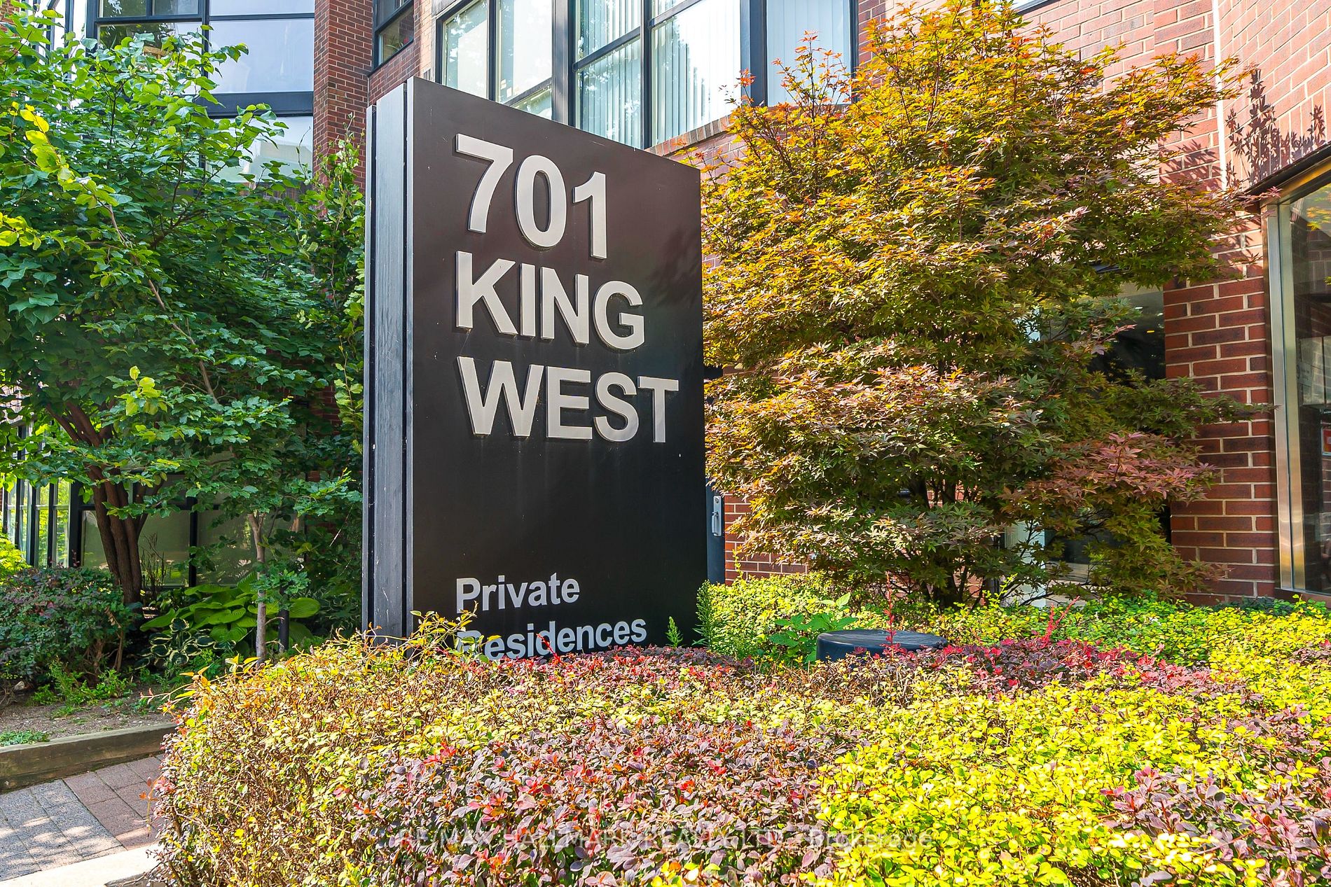 701 King St W, #802