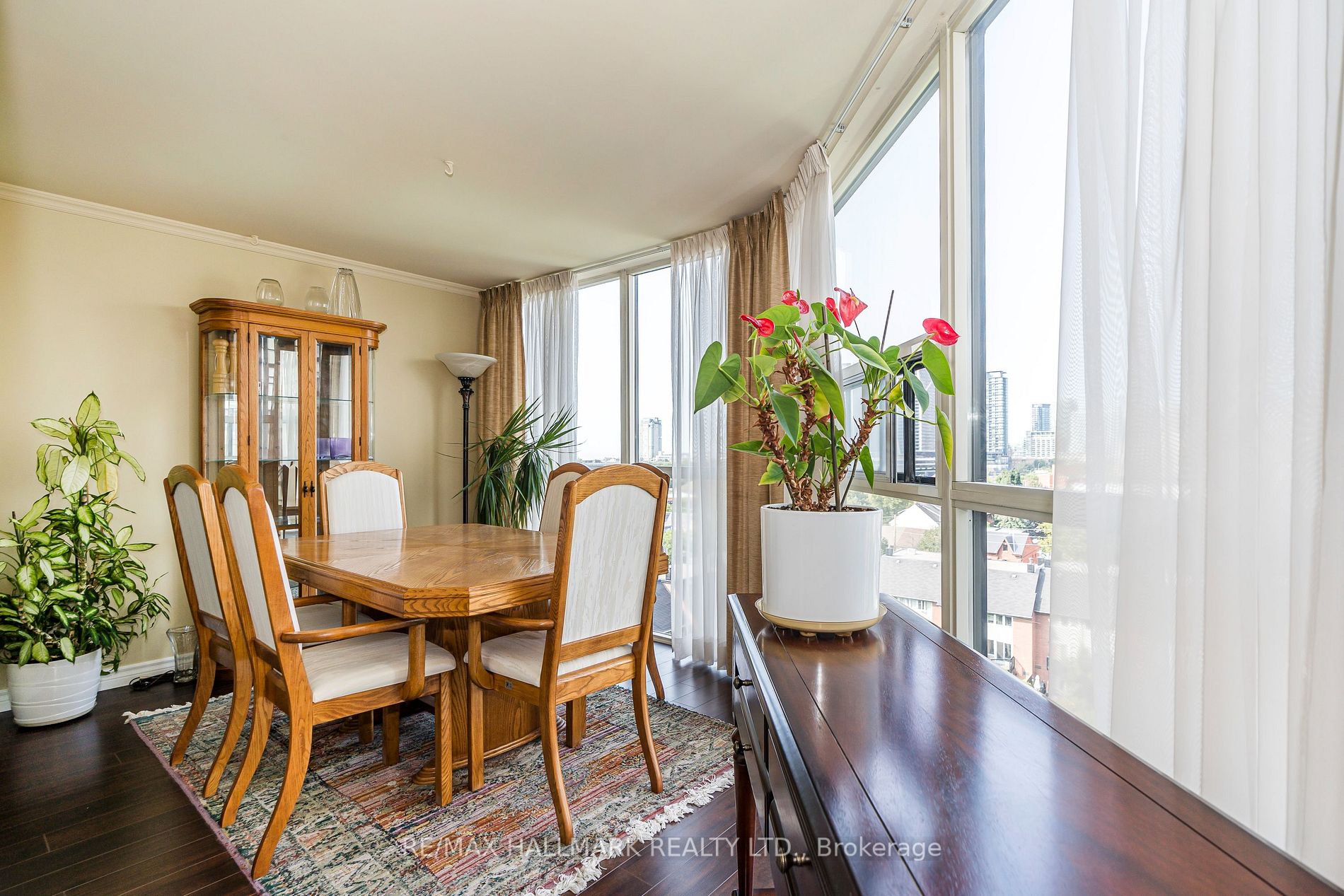 701 King St W, #802