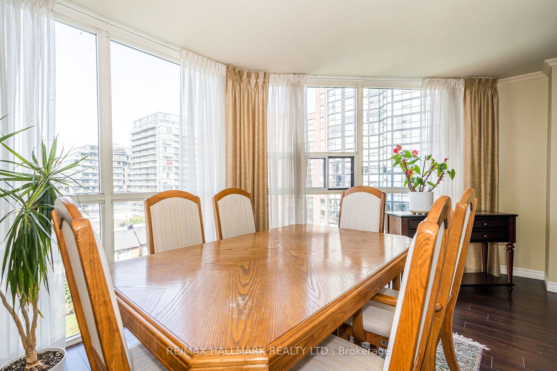 701 King St W, #802