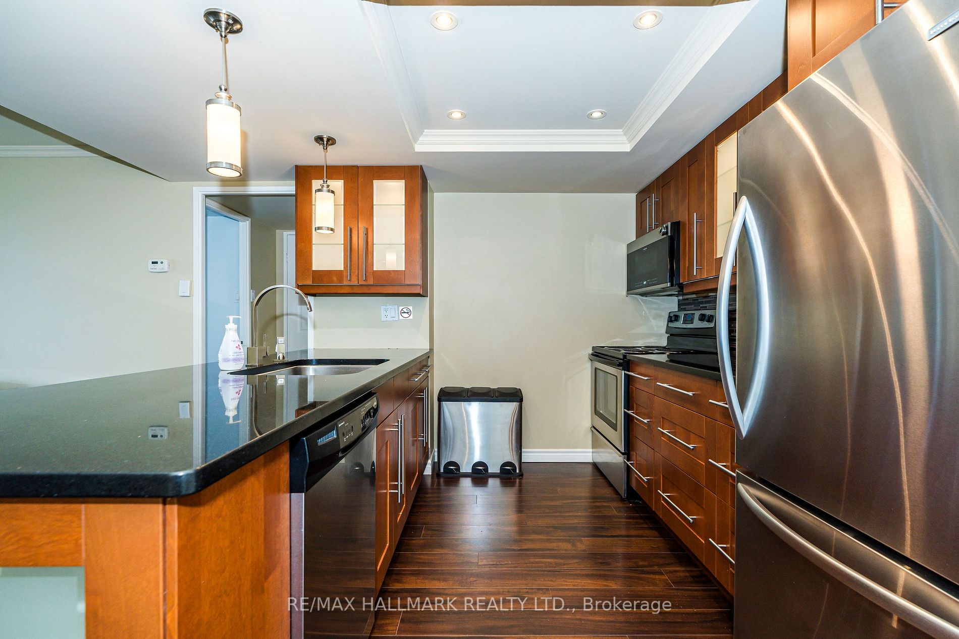 701 King St W, #802