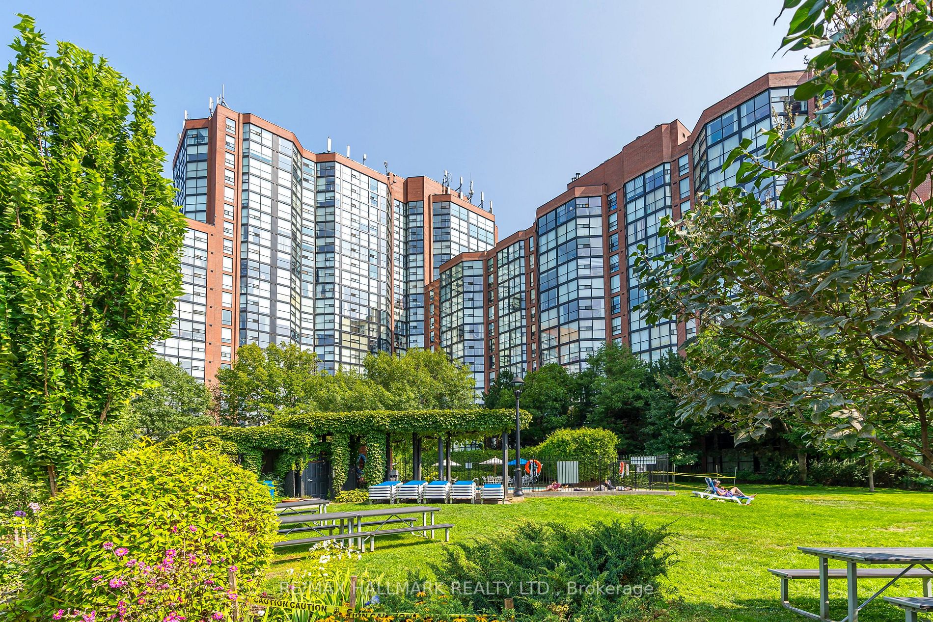 701 King St W, #802