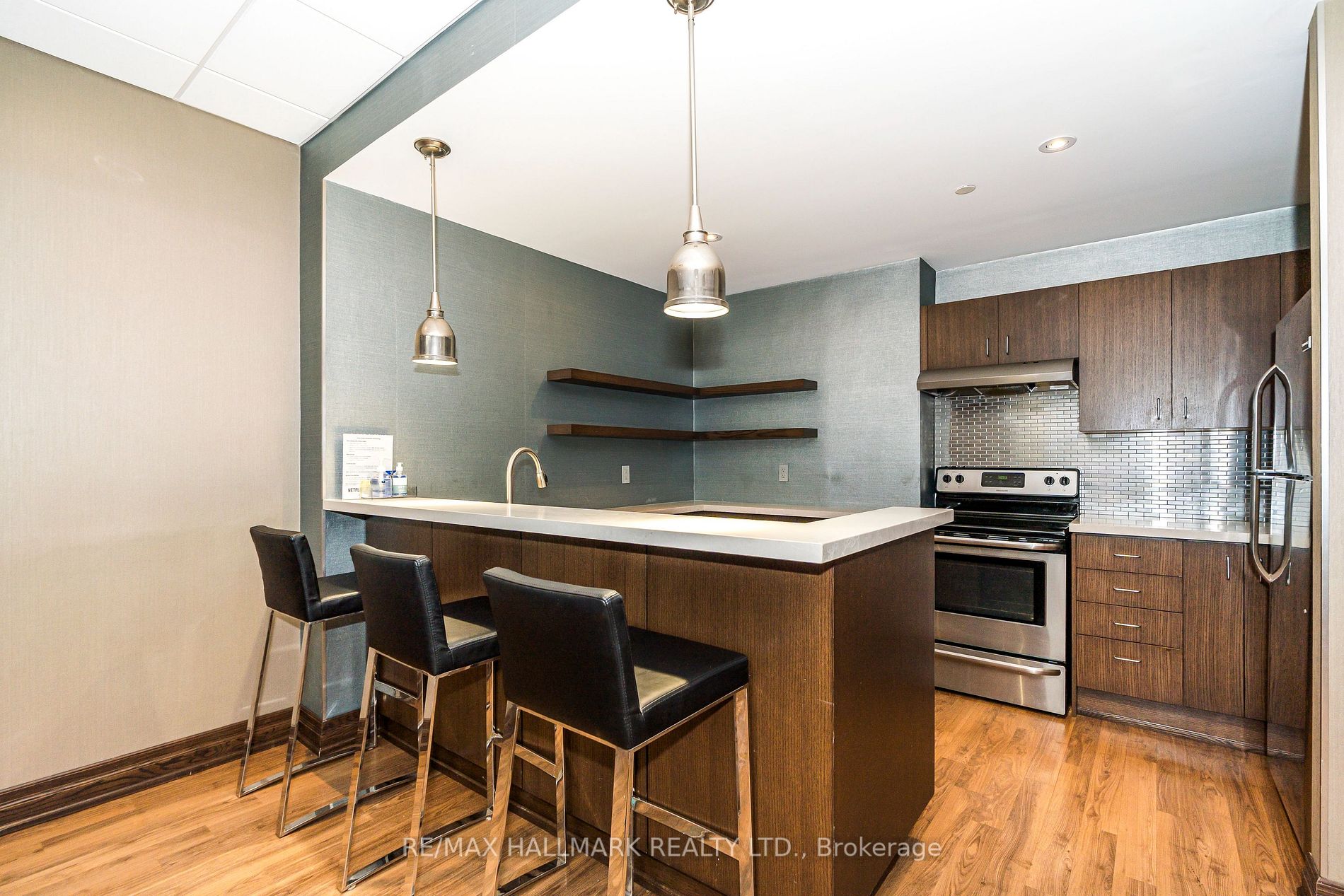 701 King St W, #802