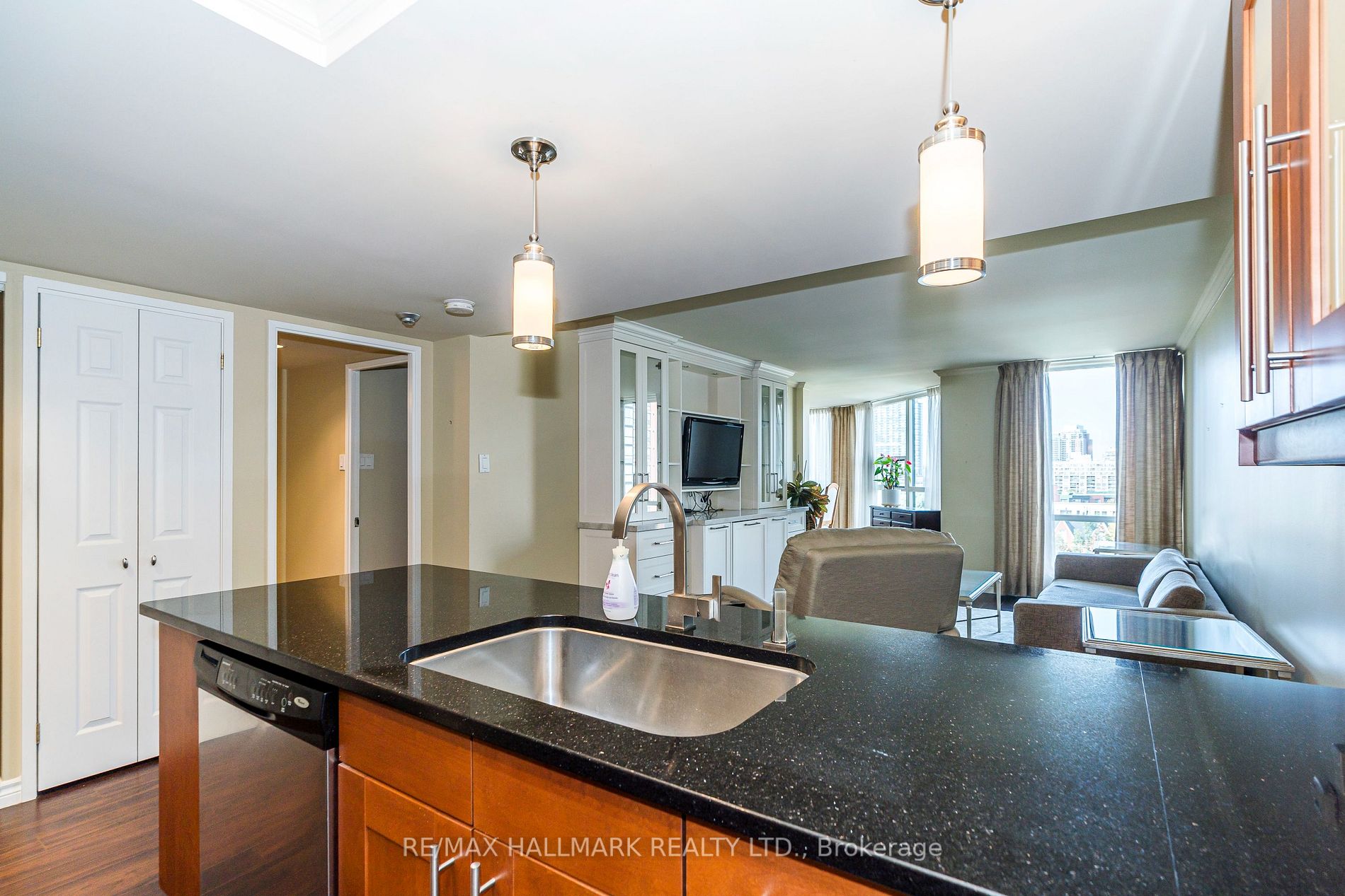 701 King St W, #802