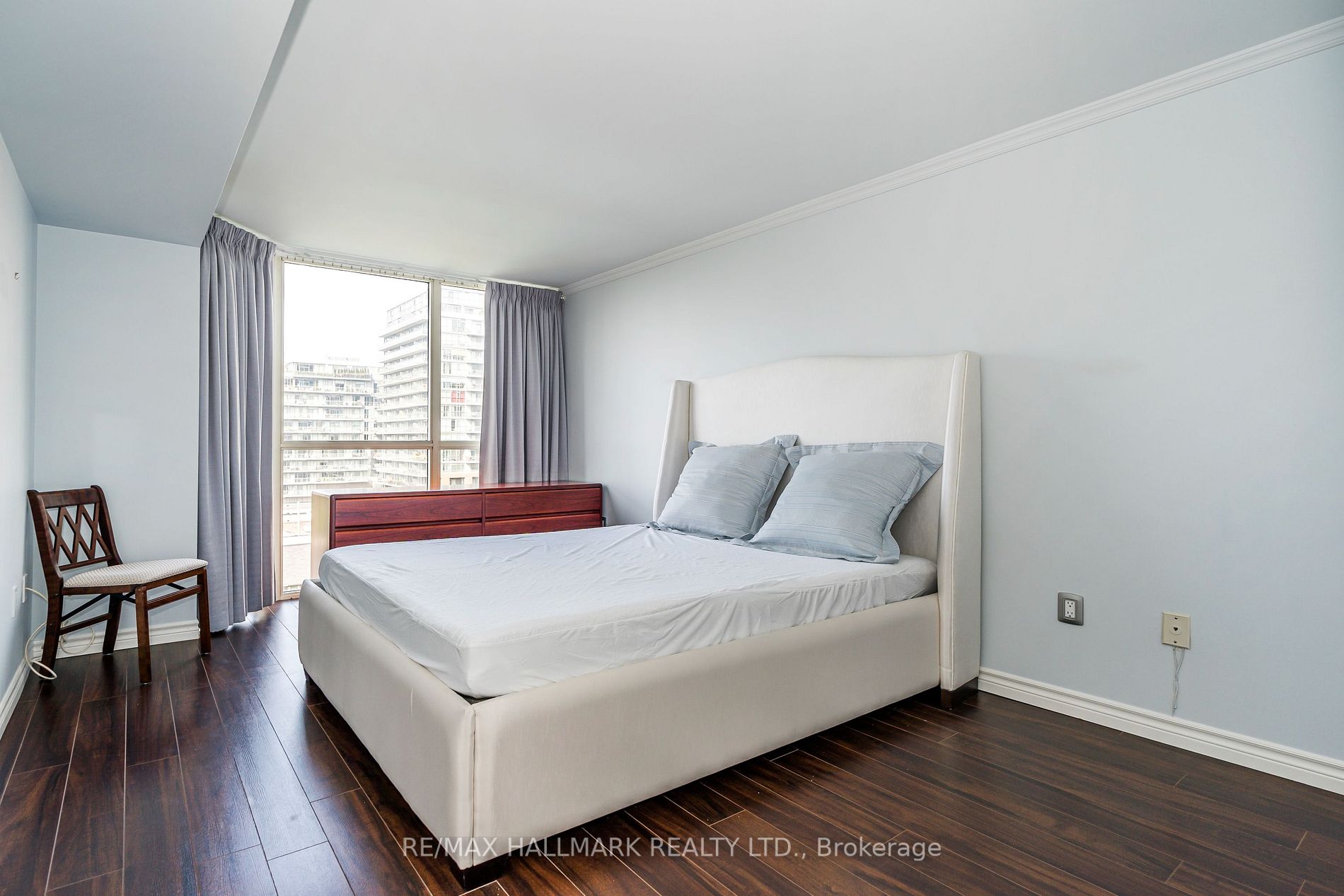 701 King St W, #802