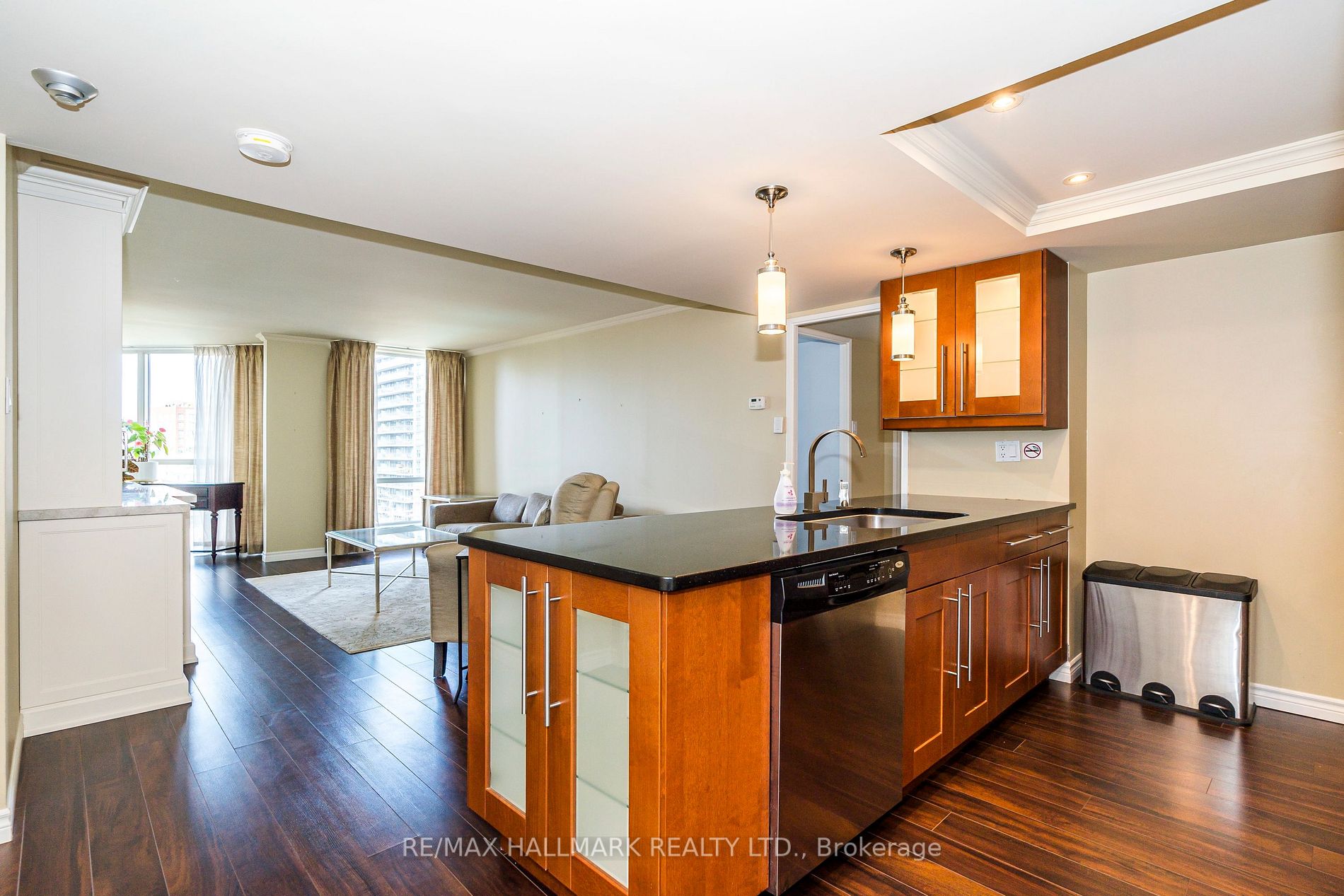 701 King St W, #802