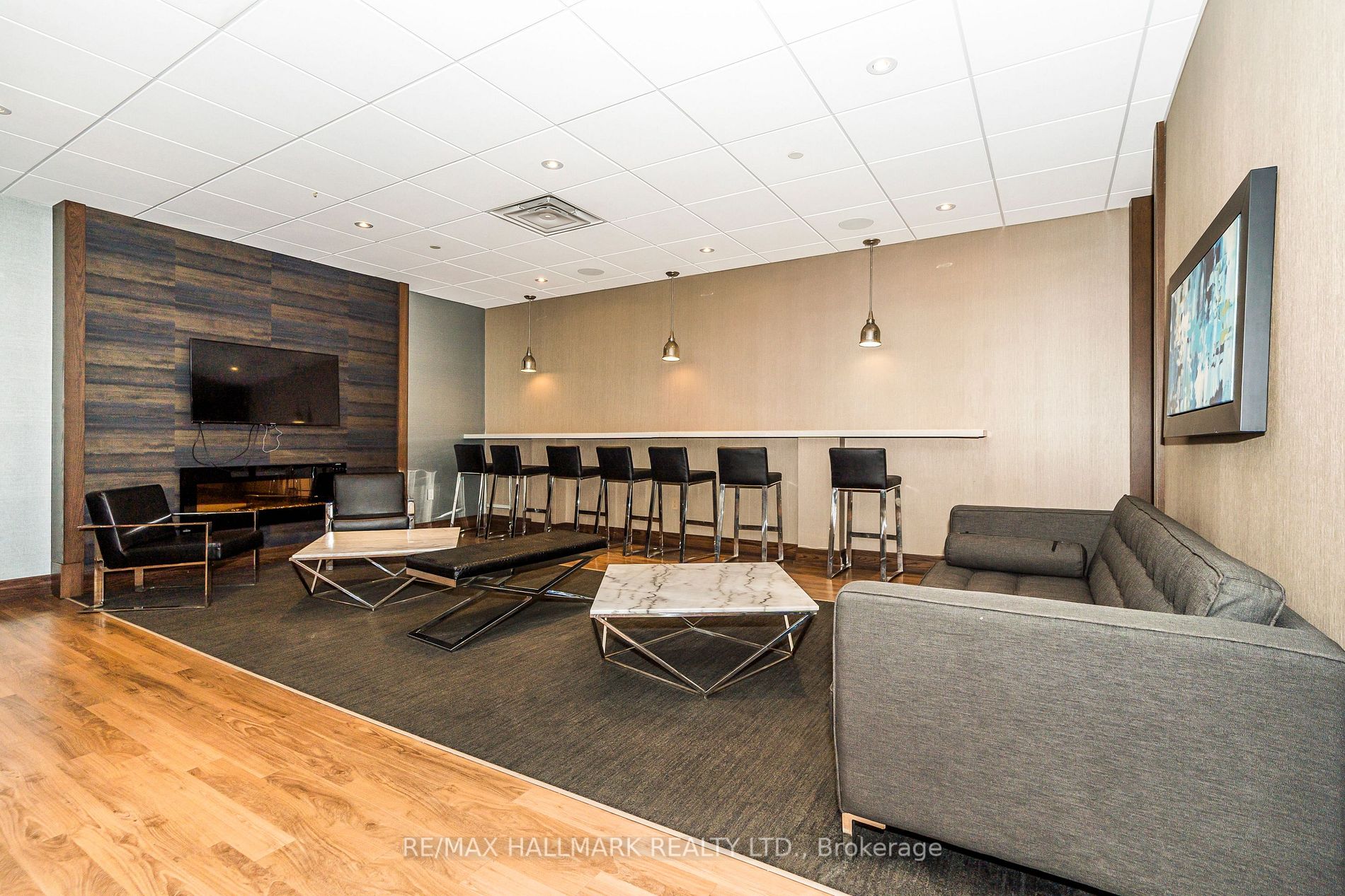 701 King St W, #802