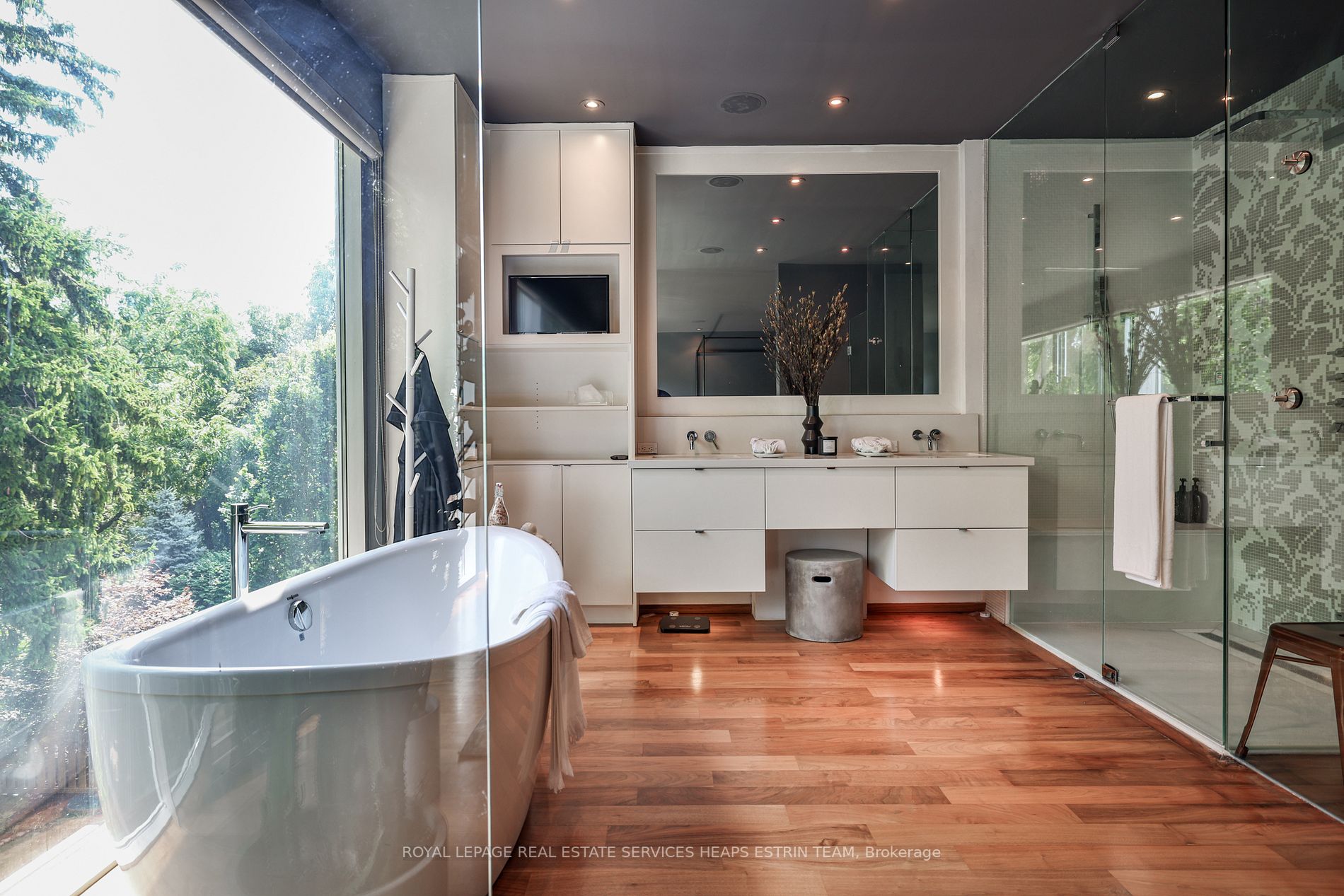 63 Douglas Cres