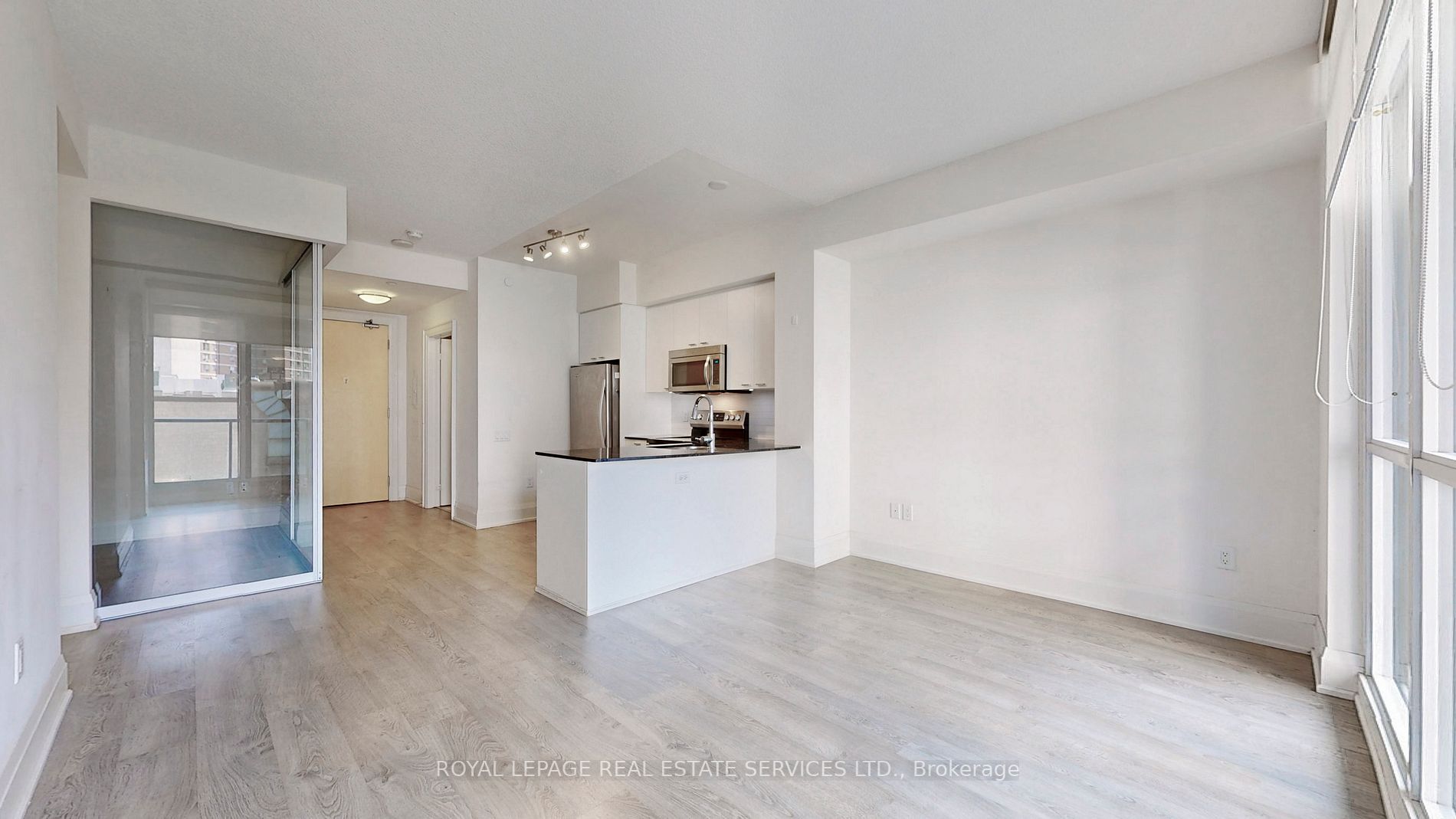 30 Roehampton Ave, #413