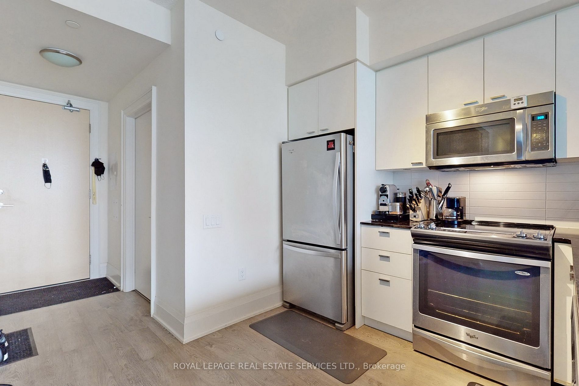 30 Roehampton Ave, #413