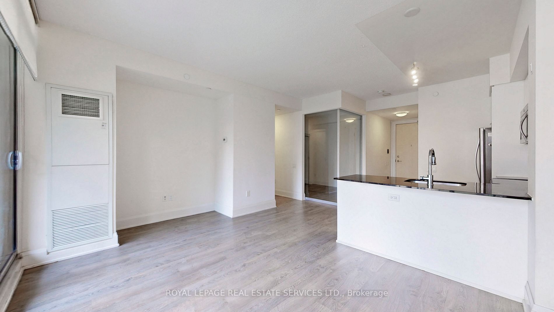 30 Roehampton Ave, #413