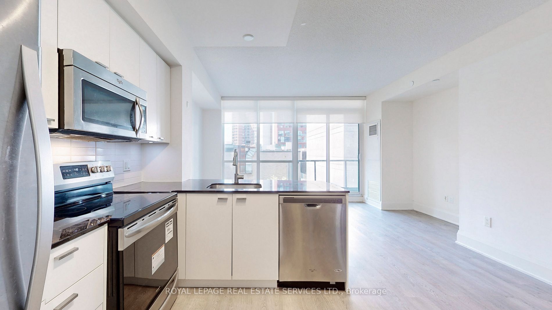 30 Roehampton Ave, #413