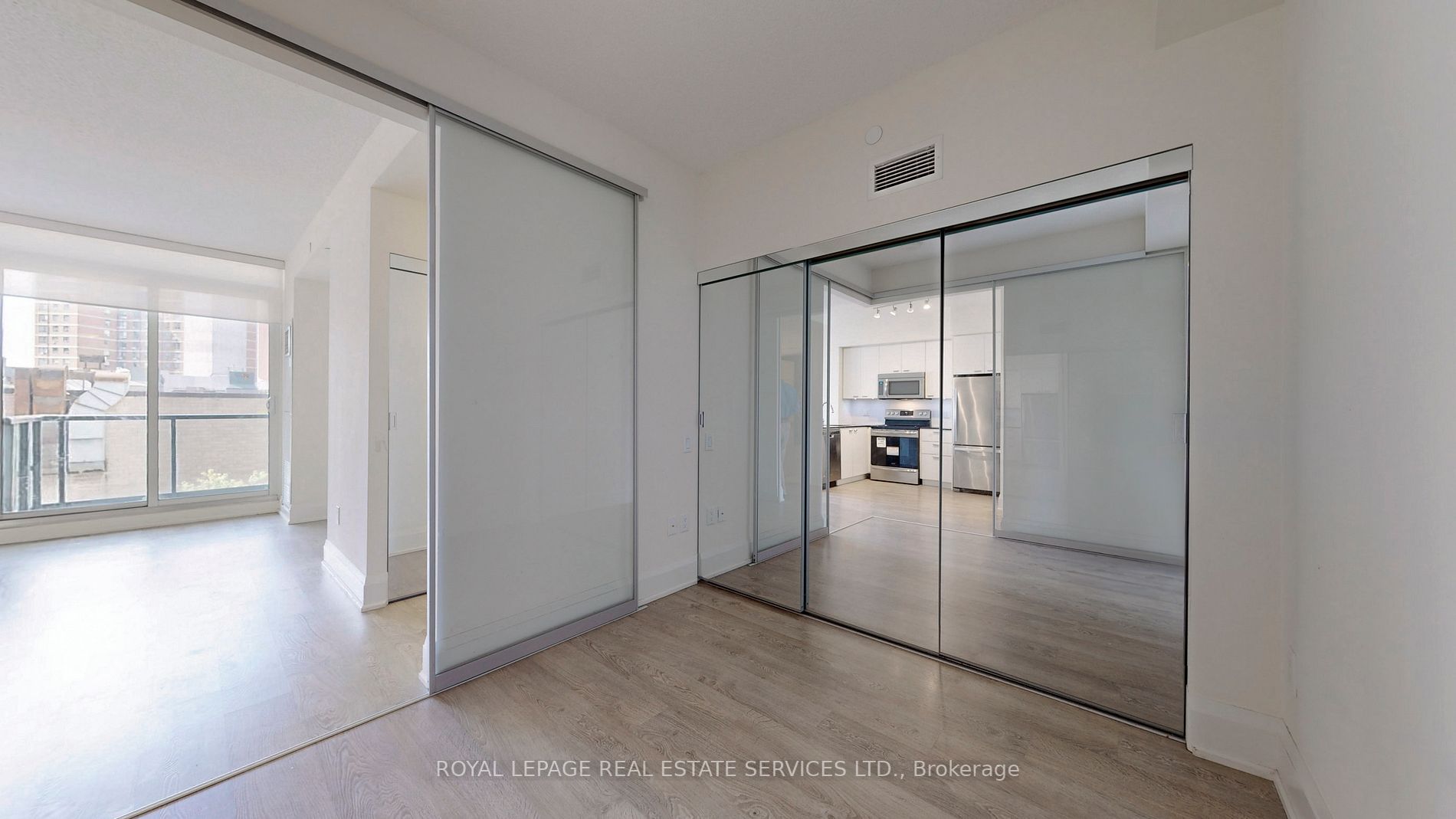 30 Roehampton Ave, #413