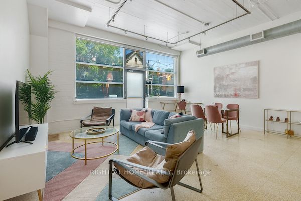 365 Dundas St E, #102