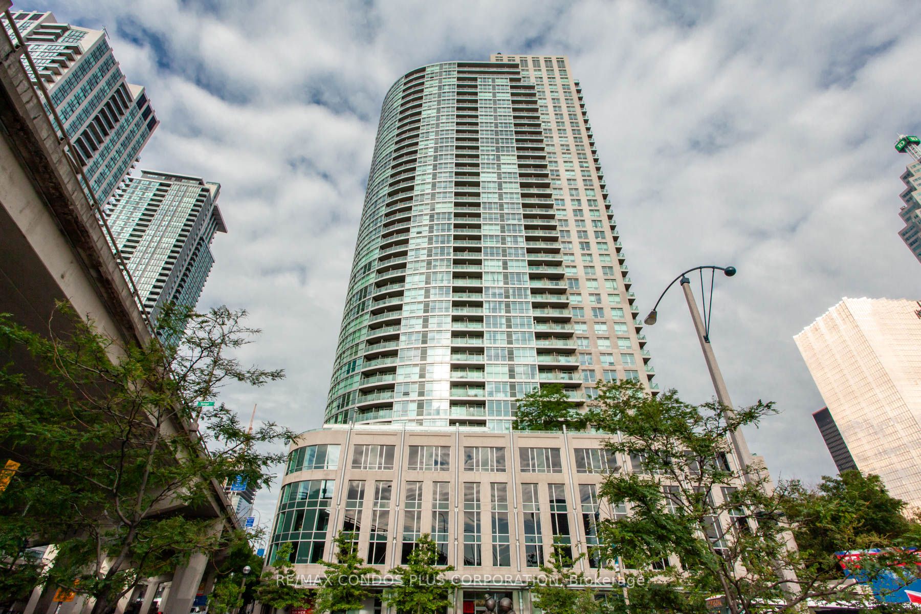 18 Yonge St, #2106