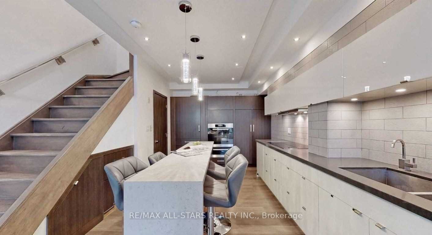 36 Blue Jays Way, #711 712