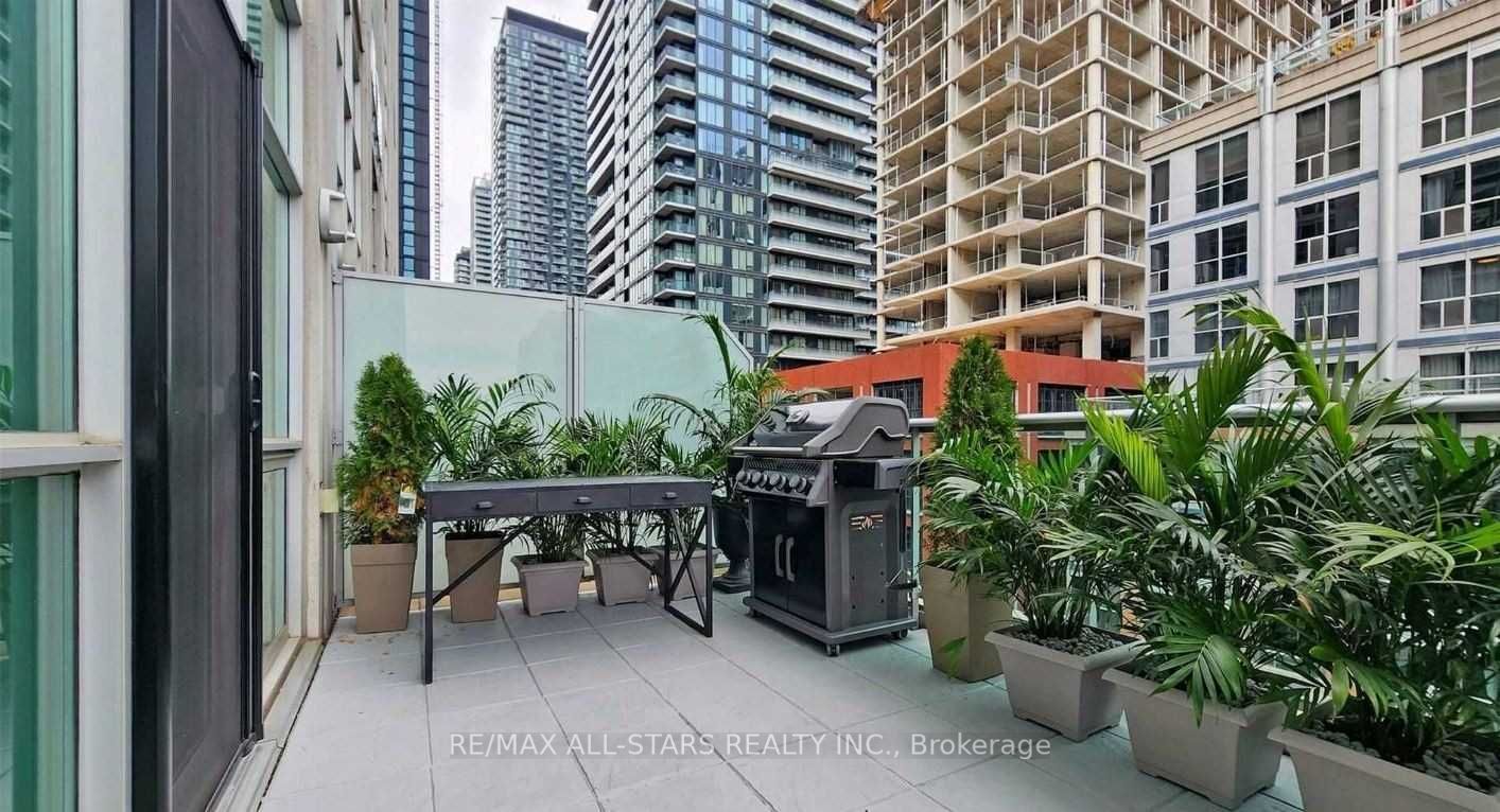 36 Blue Jays Way, #711 712