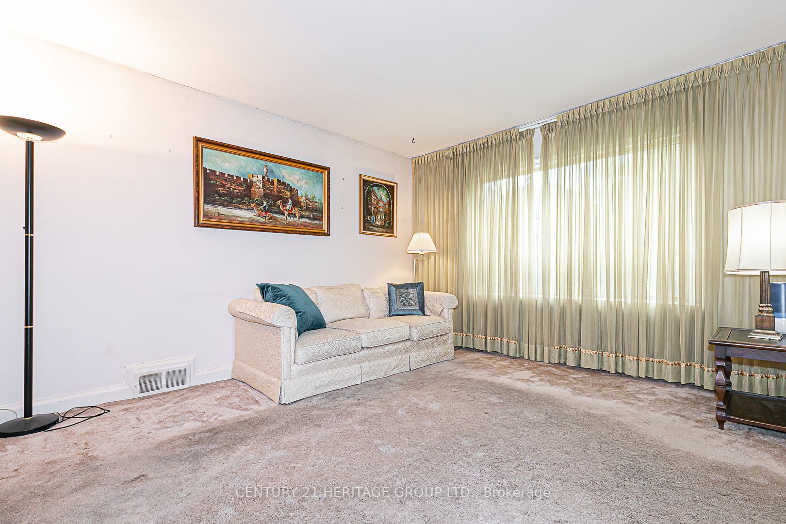 64 De Quincy Blvd