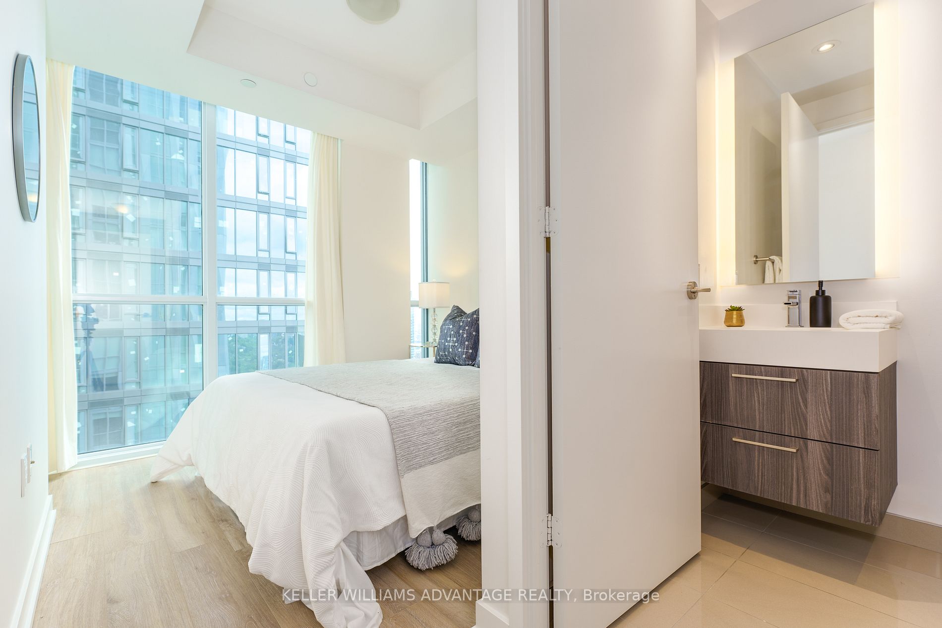 1 Yorkville Ave, #3701