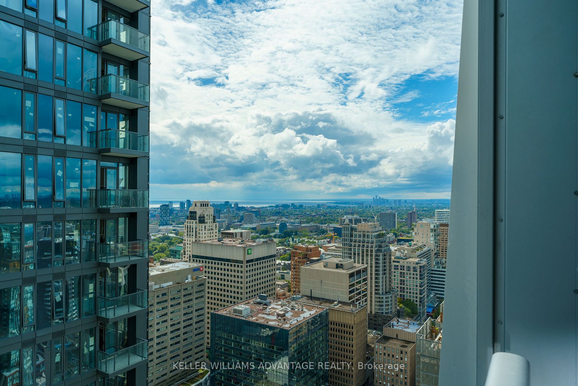 1 Yorkville Ave, #3701