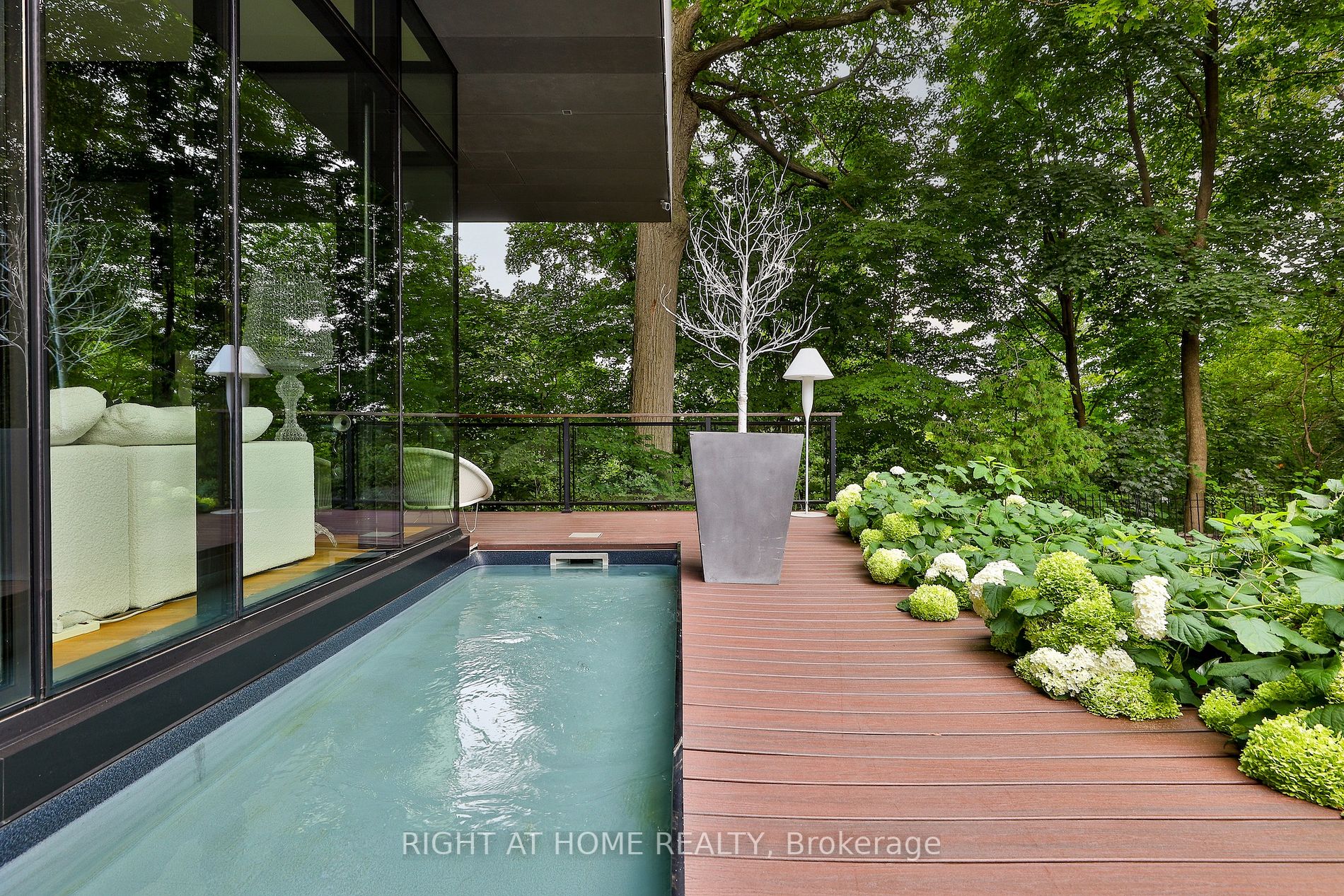 95 Riverview Dr