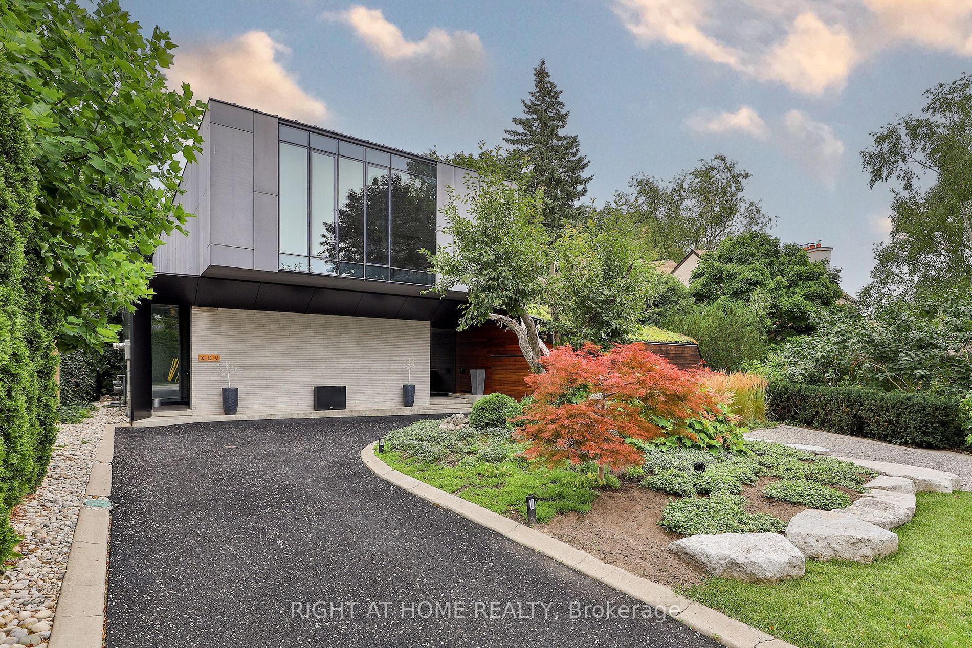 95 Riverview Dr