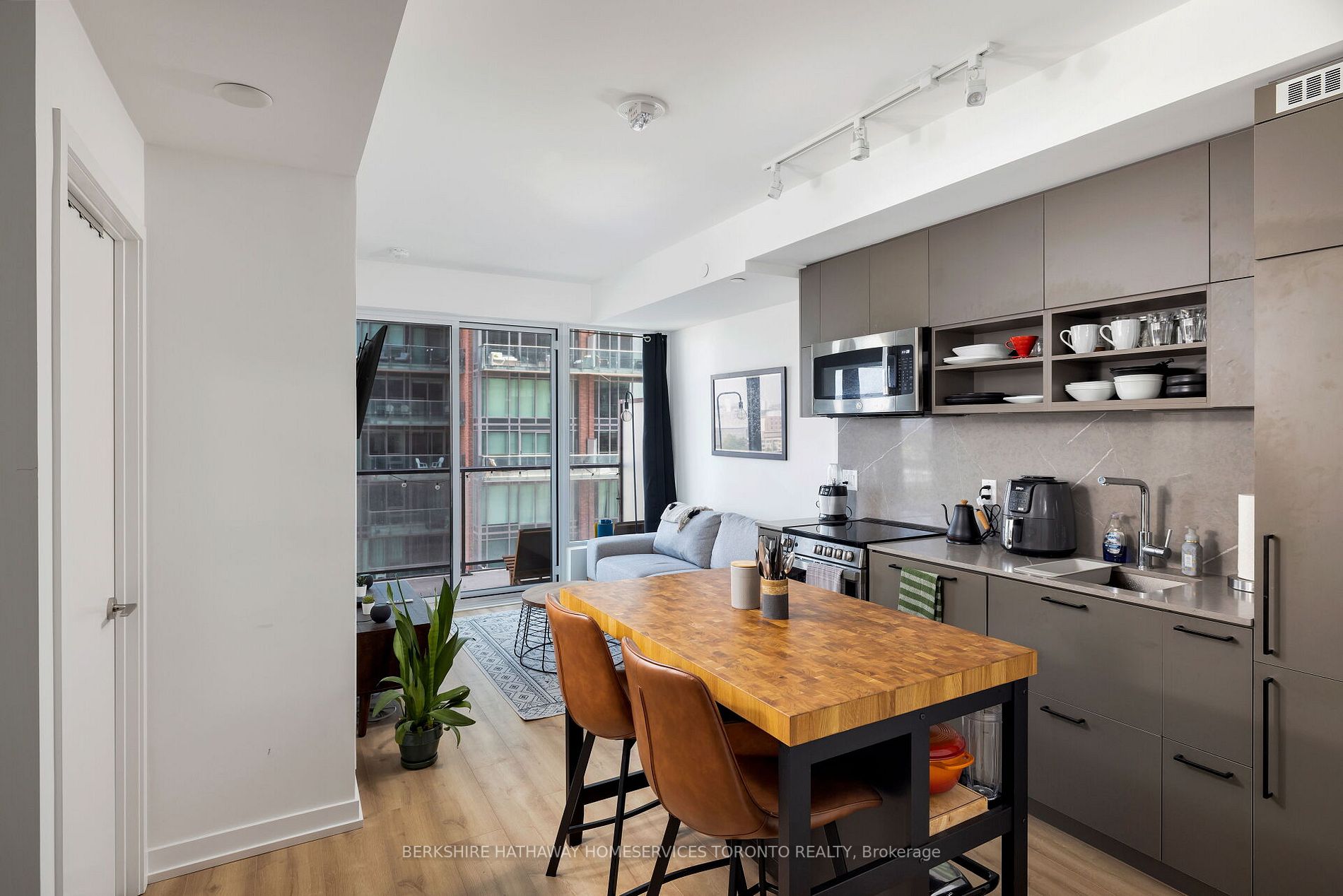 135 East Liberty St, #1006
