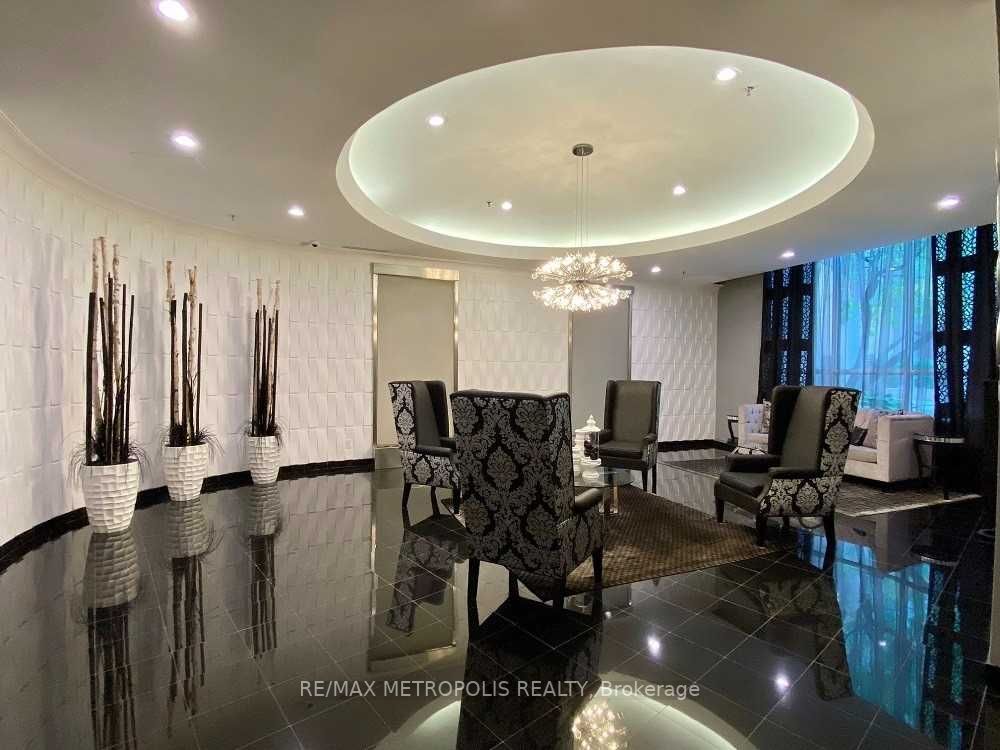 7 Carlton St, #404