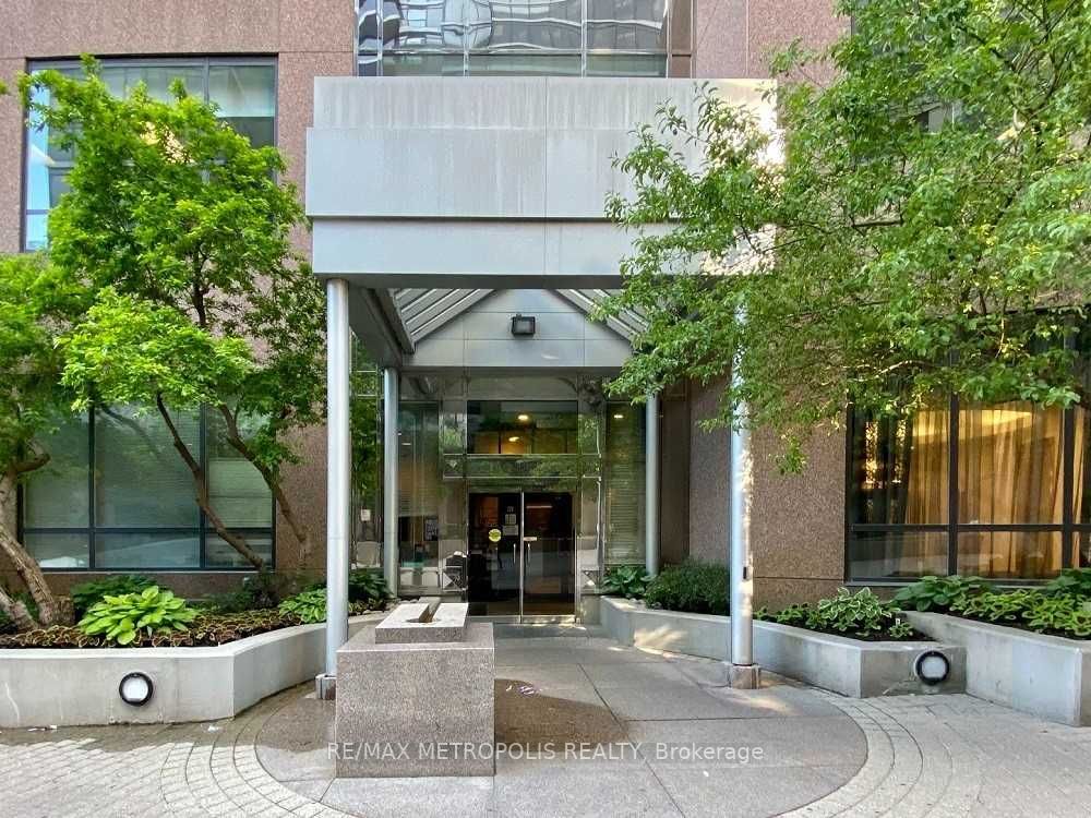 7 Carlton St, #404