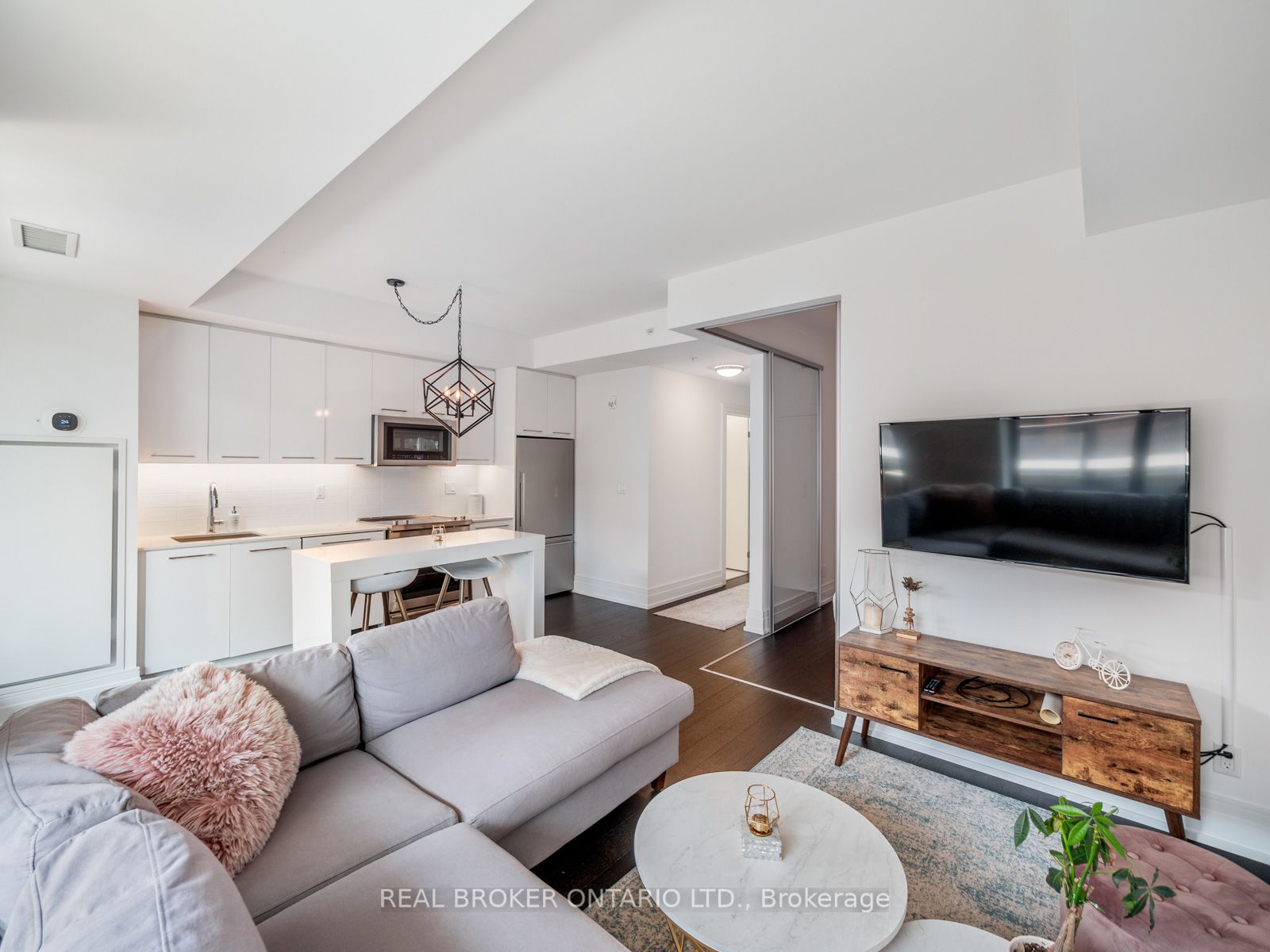 90 Niagara St, #312