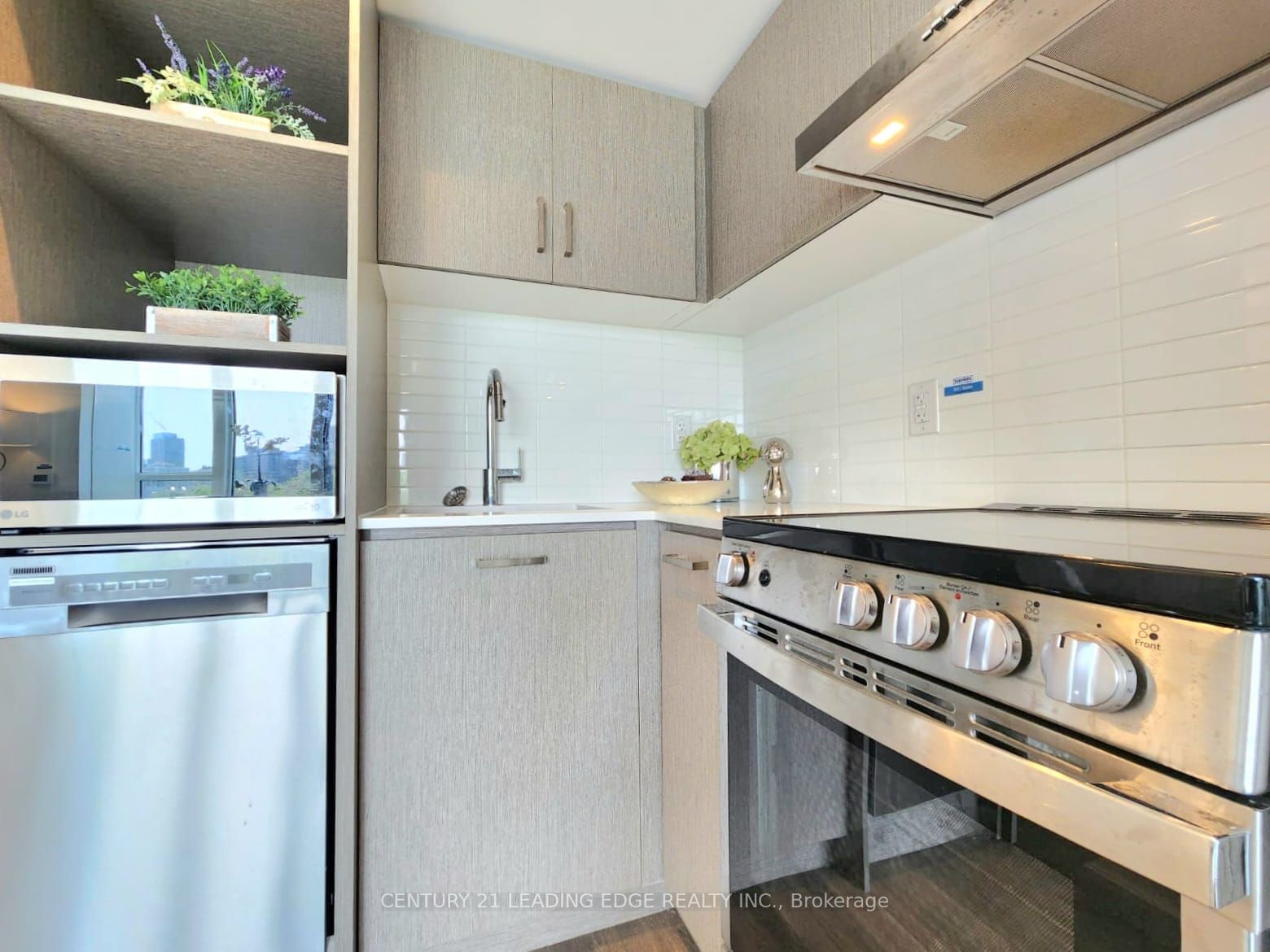 219 Dundas St E, #701