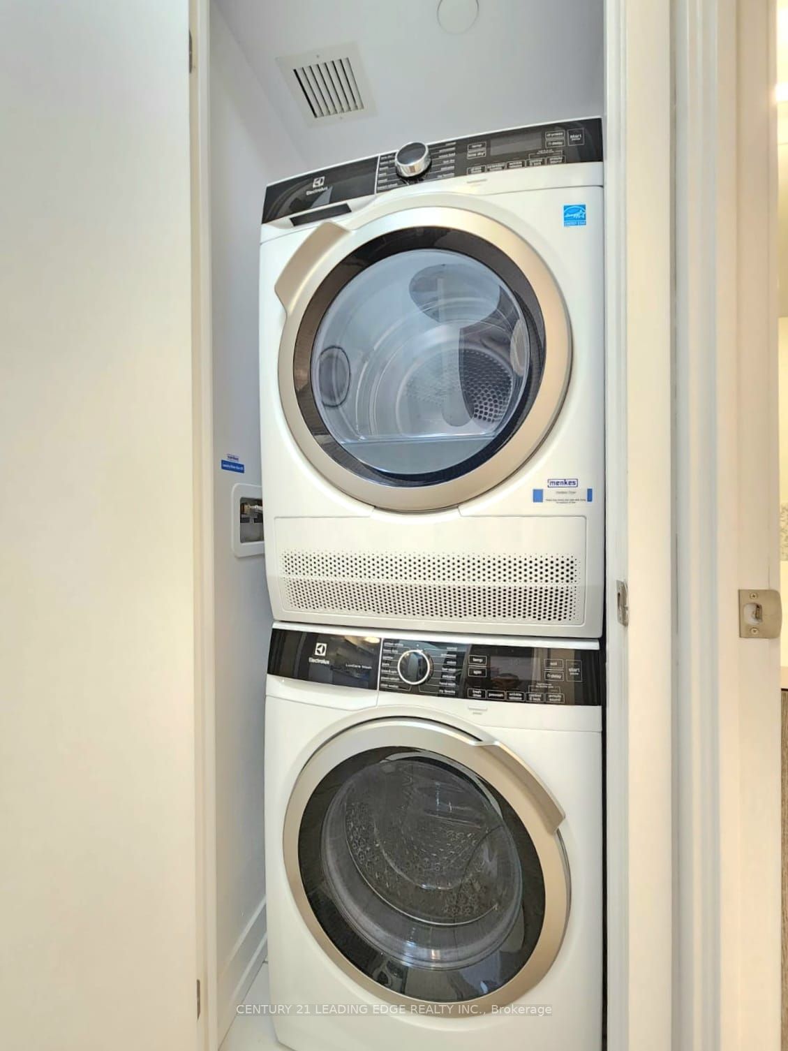 219 Dundas St E, #701