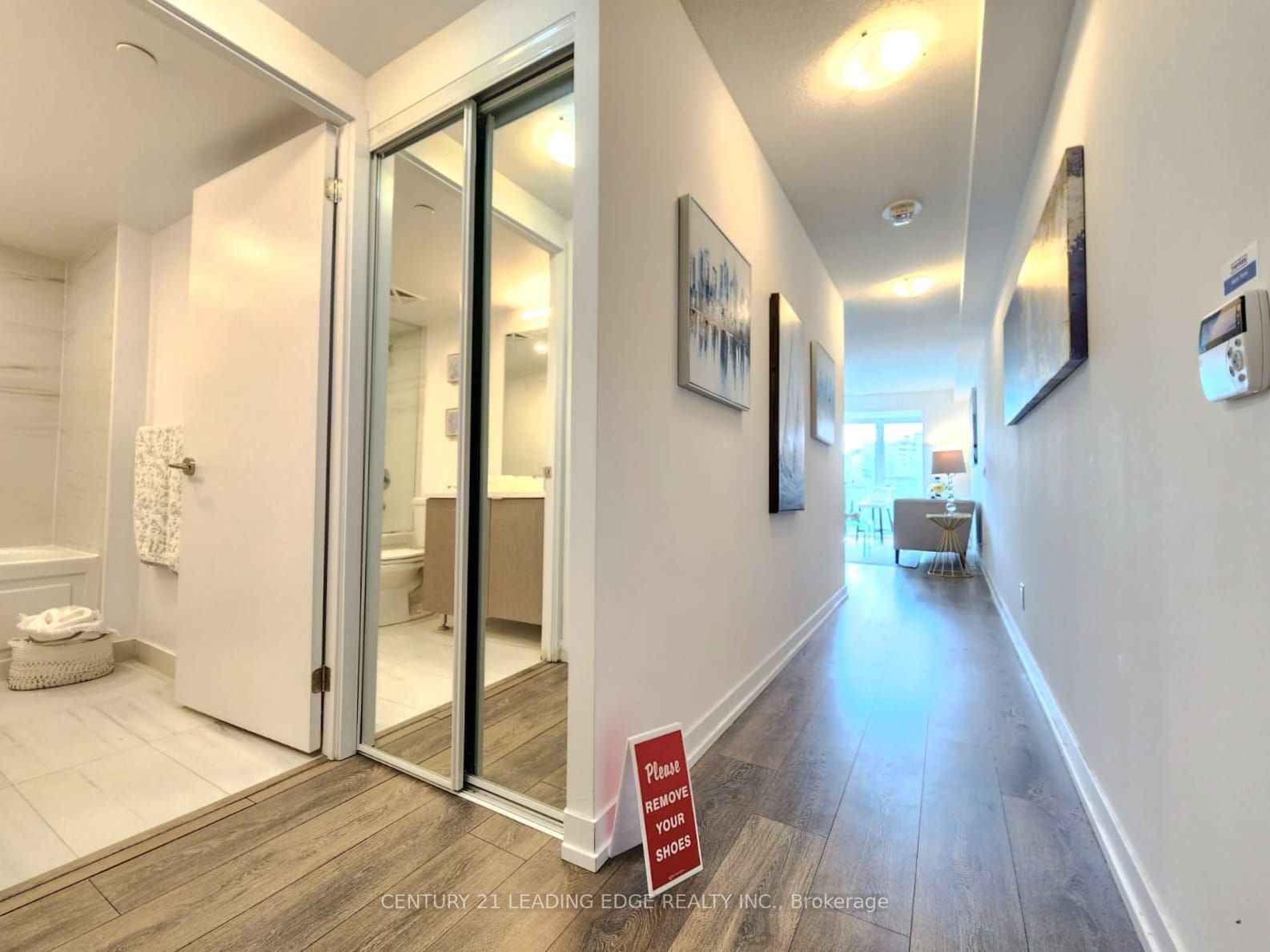 219 Dundas St E, #701