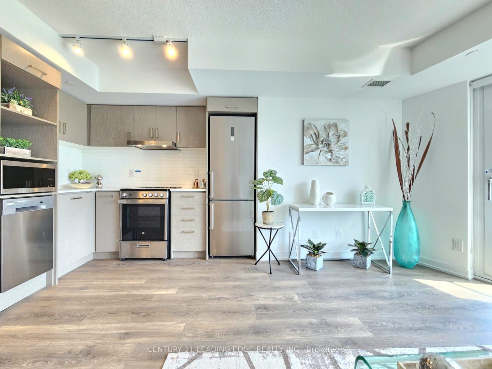 219 Dundas St E, #701