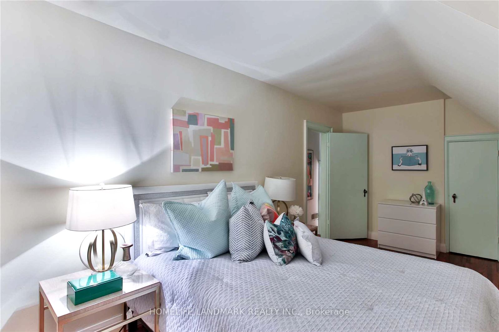 362 Lawrence Ave W