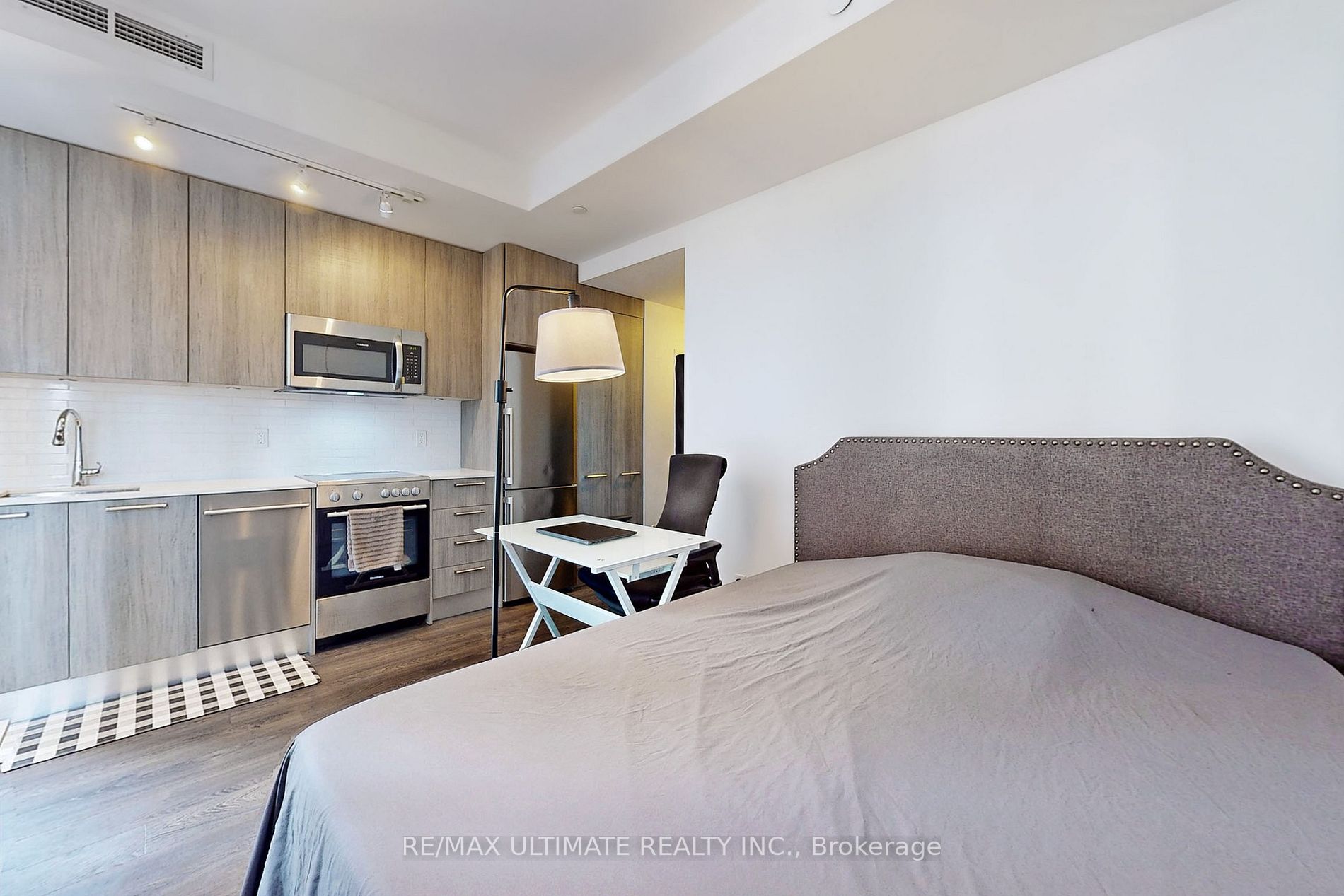 28 Wellesley St E, #810
