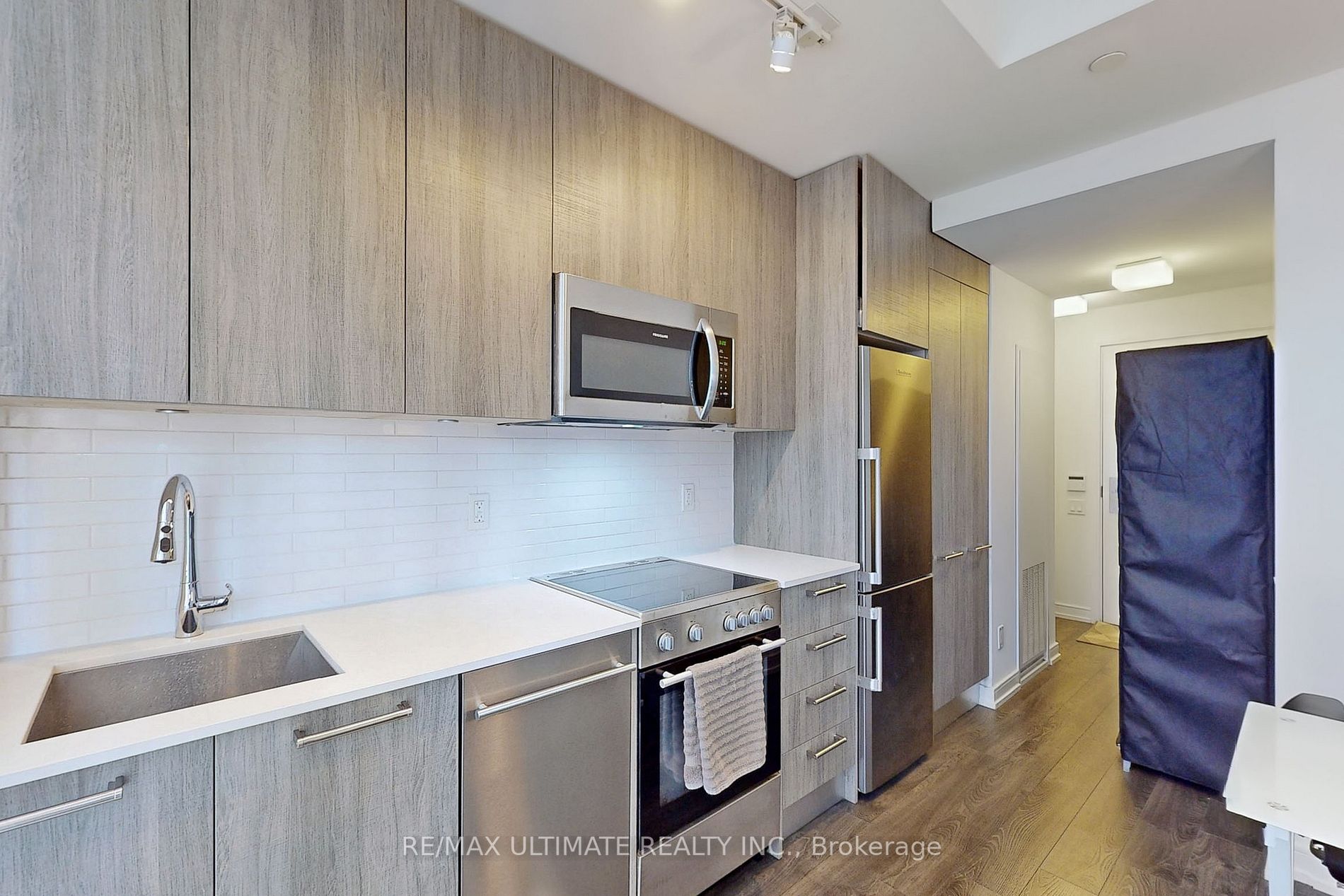 28 Wellesley St E, #810