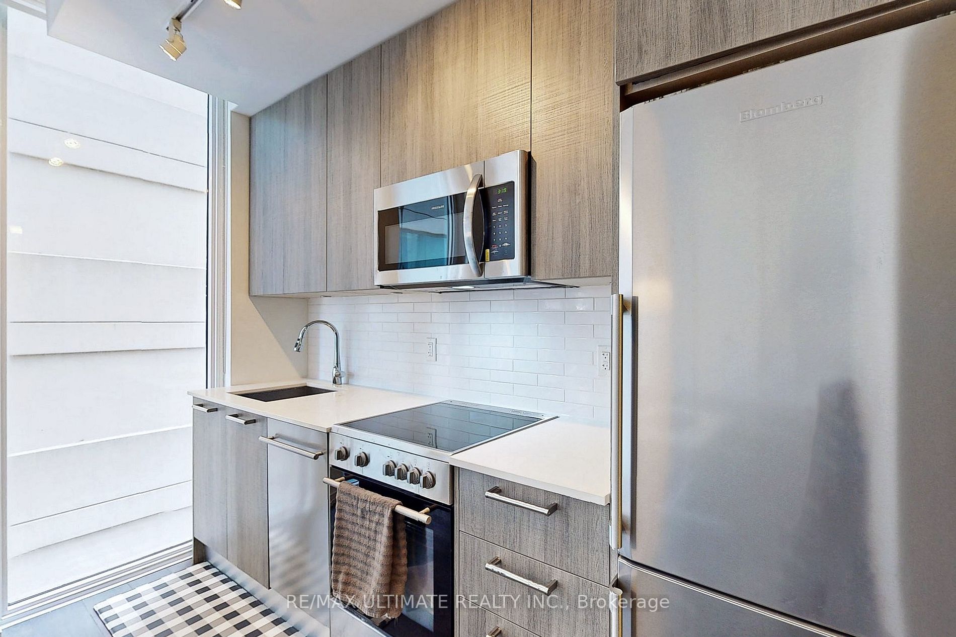 28 Wellesley St E, #810