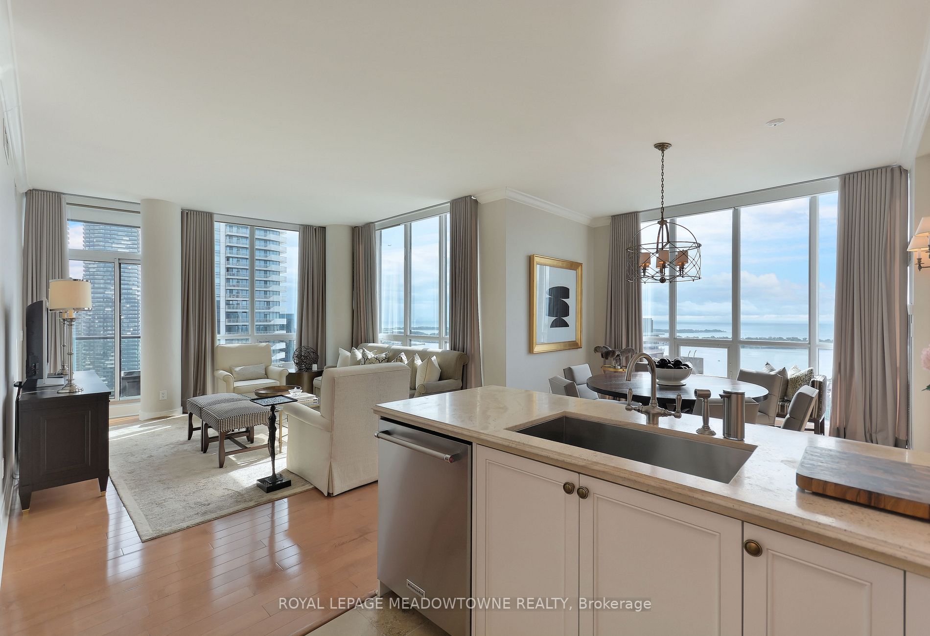 16 Yonge St, #4006
