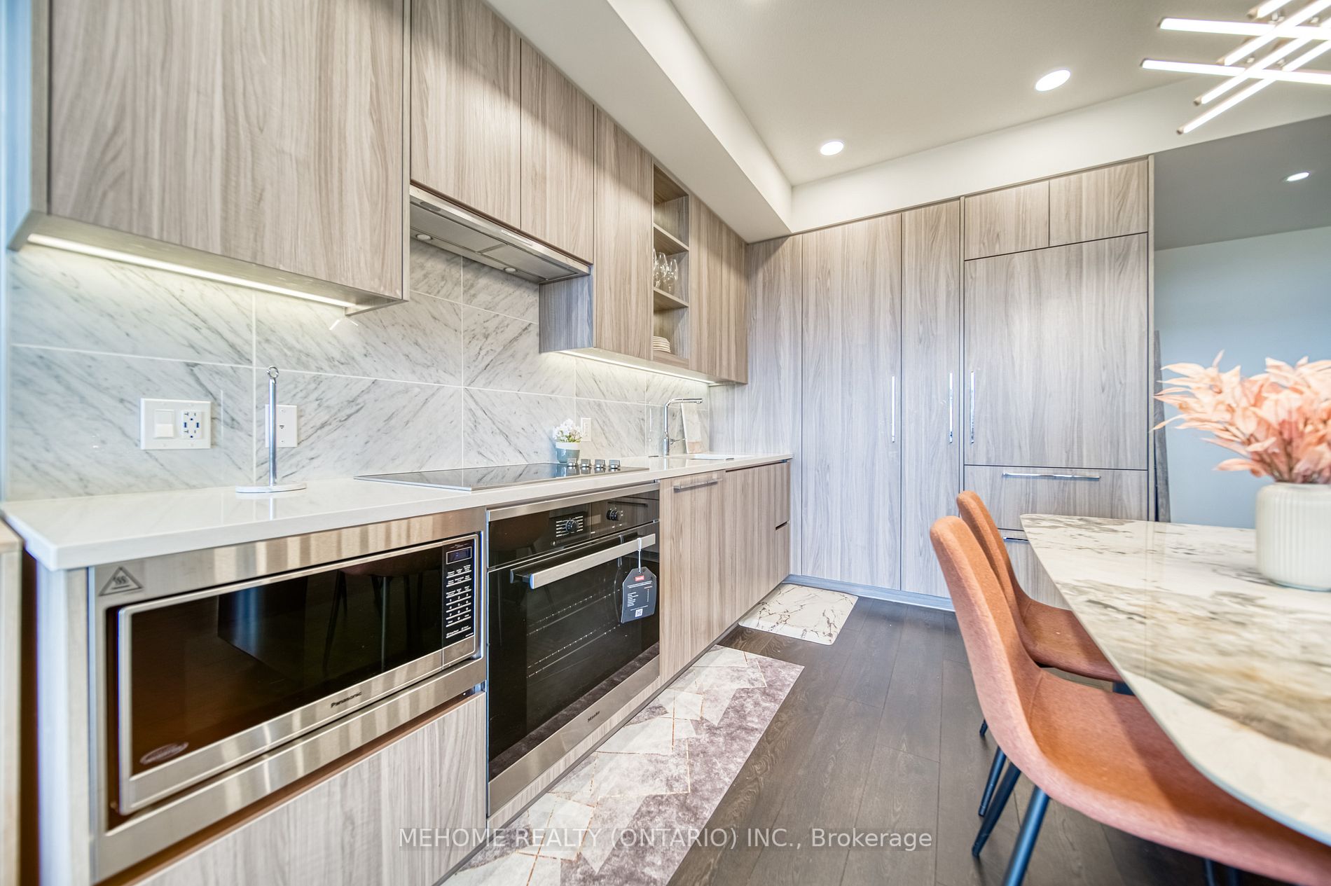 95 Mcmahon Dr, #3907