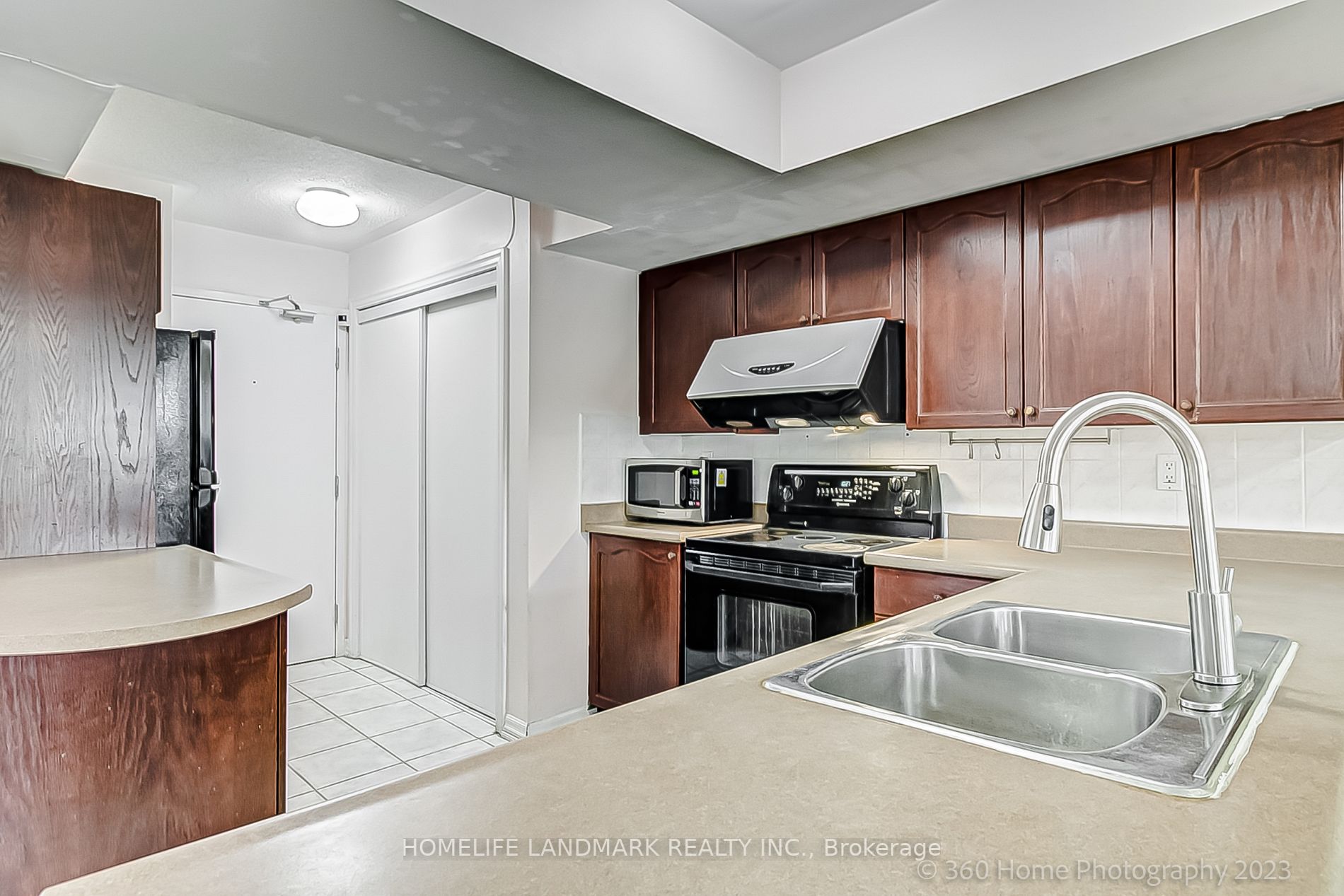 118 Finch Ave W, #20