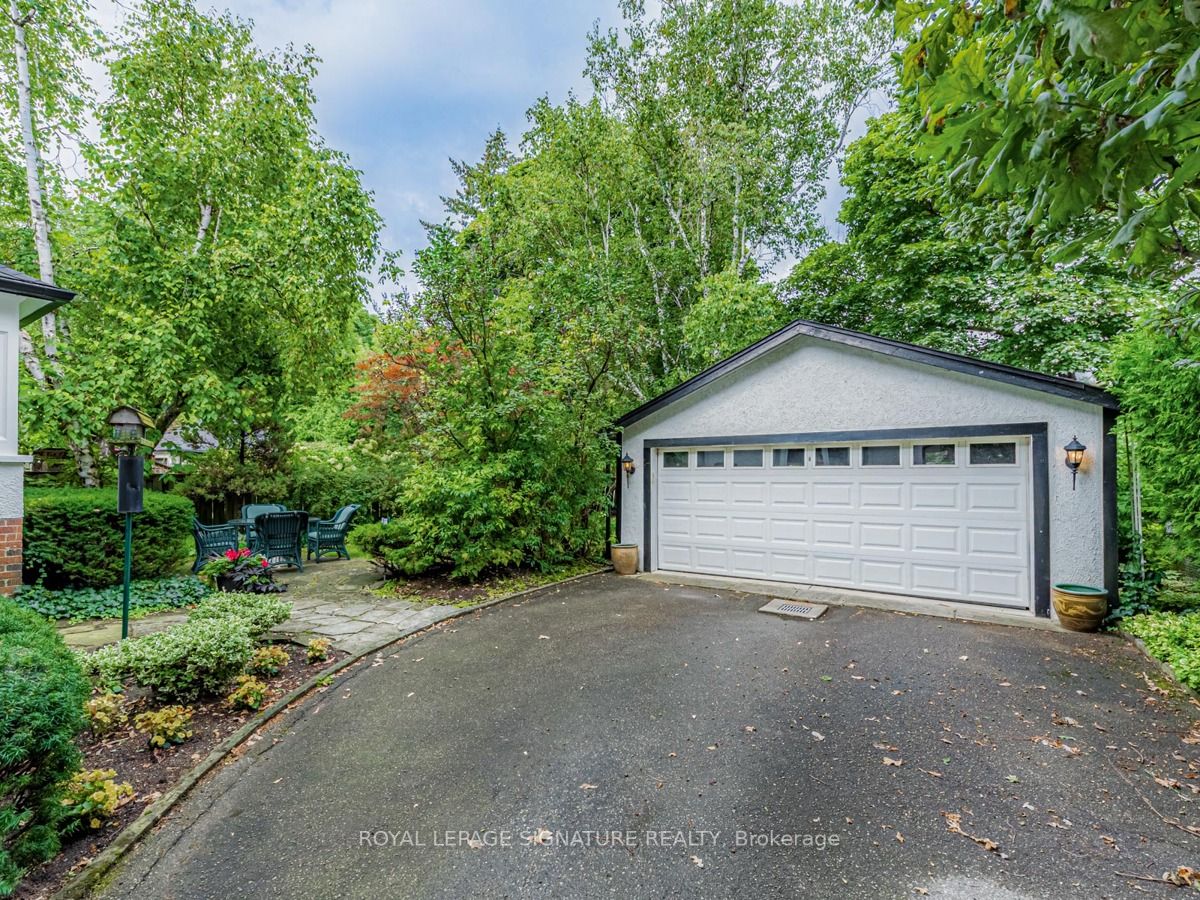 182 Strathallan Blvd