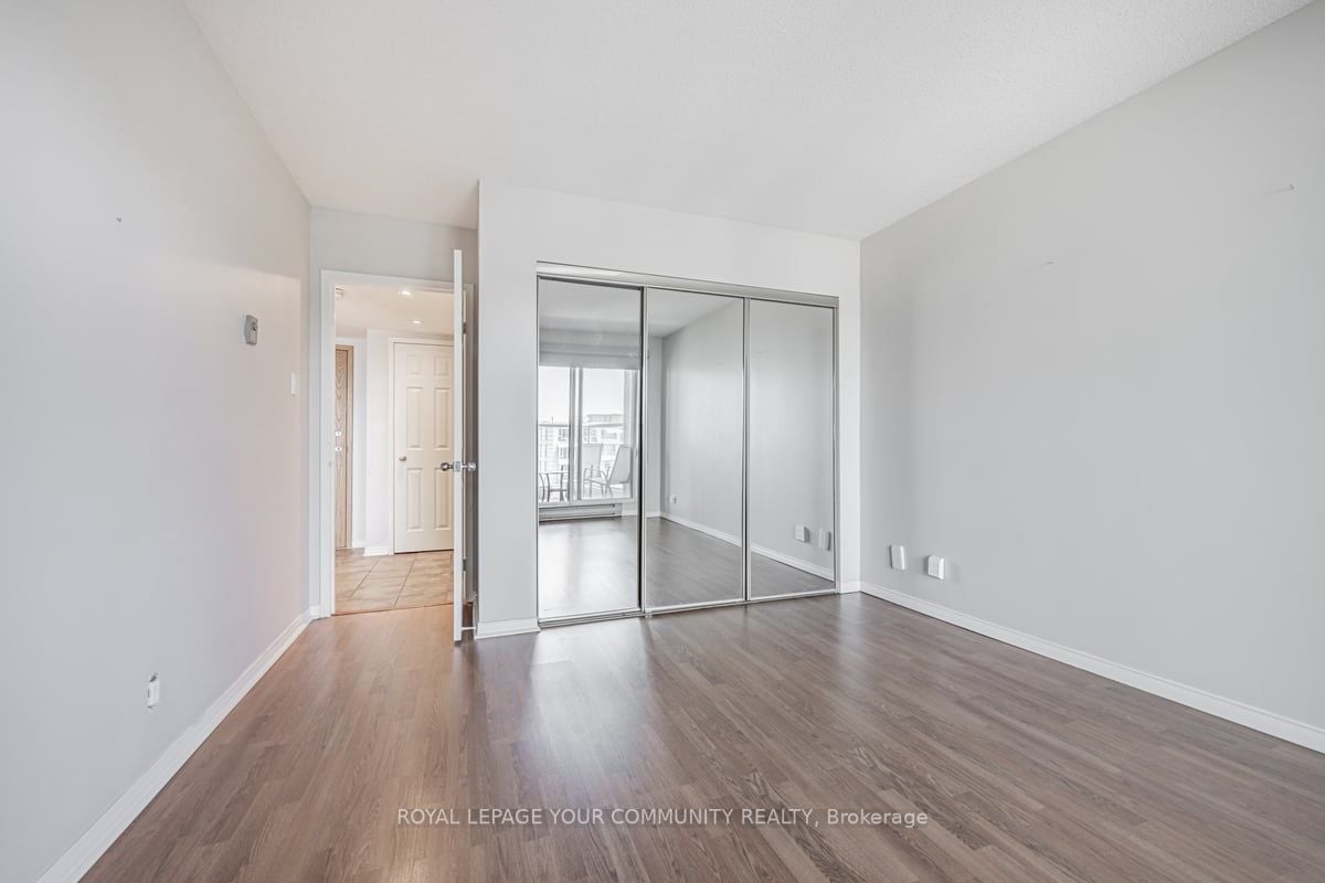 77 Harbour Sq, #1611