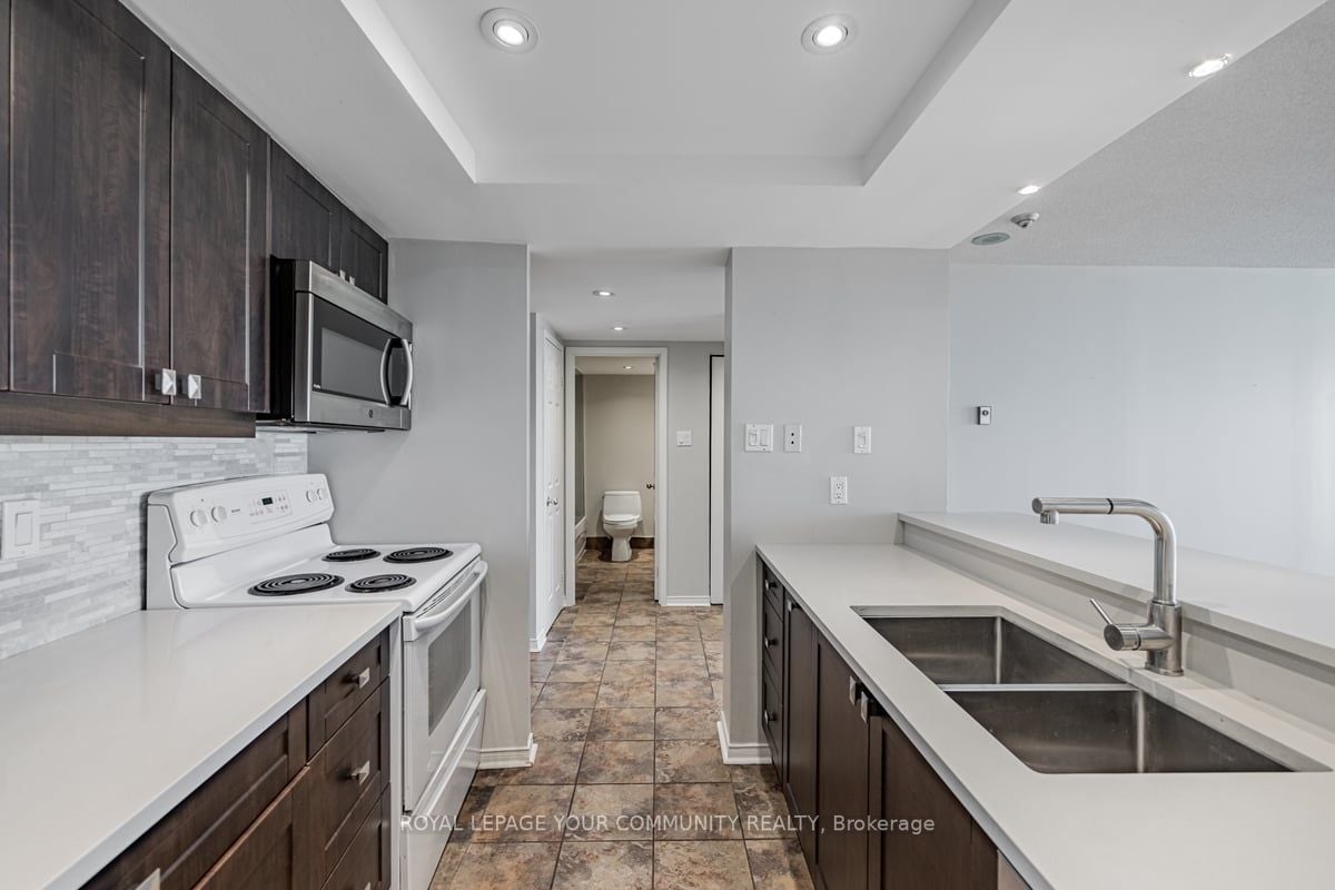77 Harbour Sq, #1611