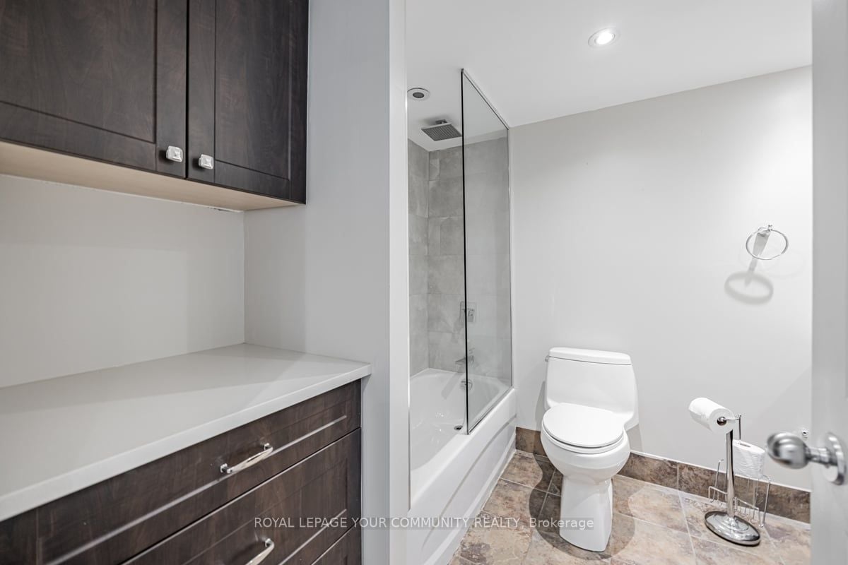 77 Harbour Sq, #1611