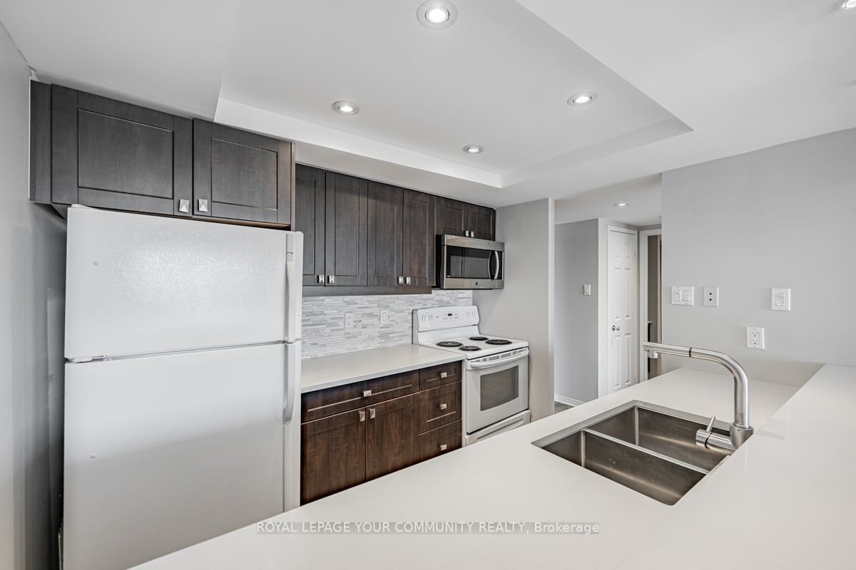 77 Harbour Sq, #1611